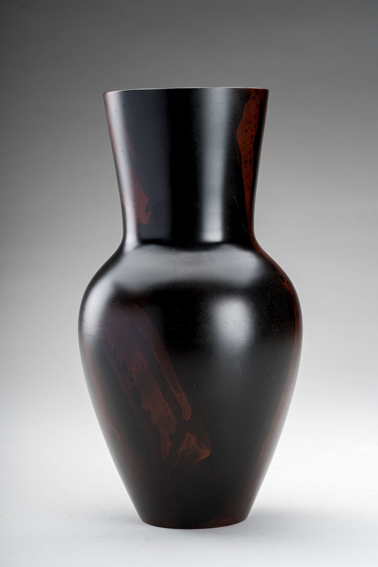 A FINE PATINATED BRONZE VASE WITH RED SPLASHES - Image 4 of 9