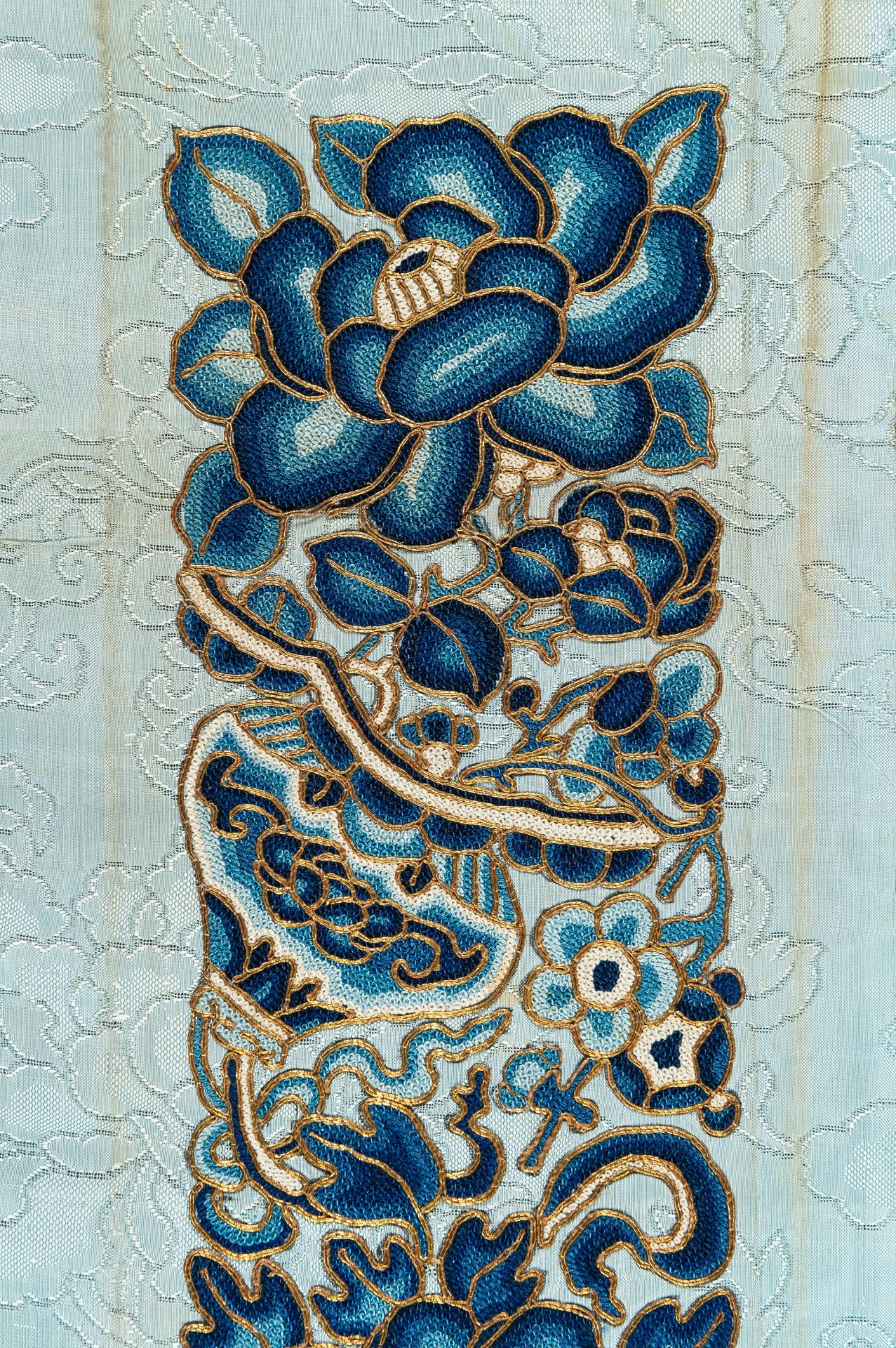 AN UNCUT 'AUSPICIOUS FLOWERS' PAIR OF SILK SLEEVE BANDS, QING - Bild 6 aus 10