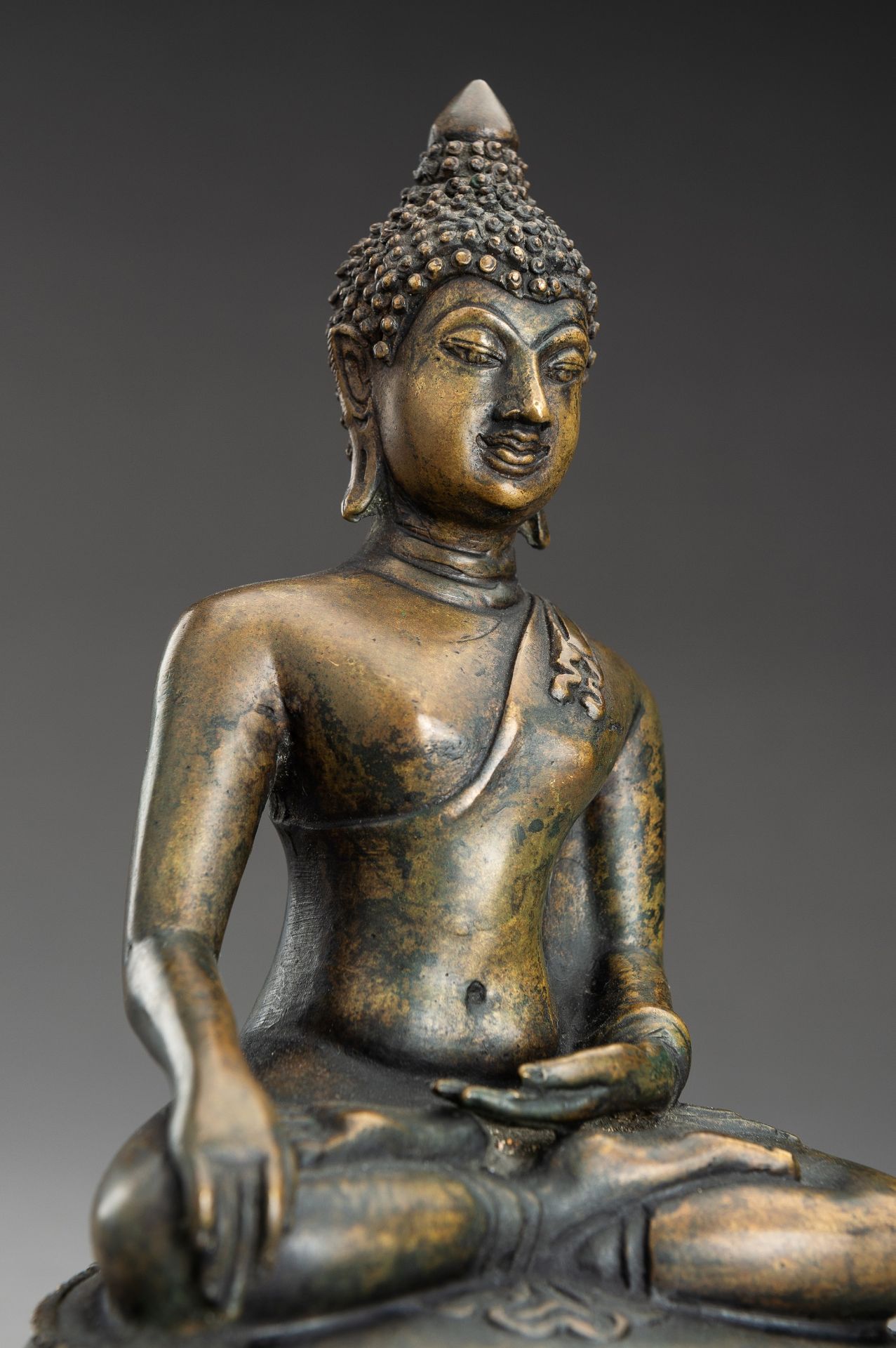 A THAI BRONZE FIGURE OF BUDDHA MARAVIJAYA, 19TH CENTURY - Image 3 of 10