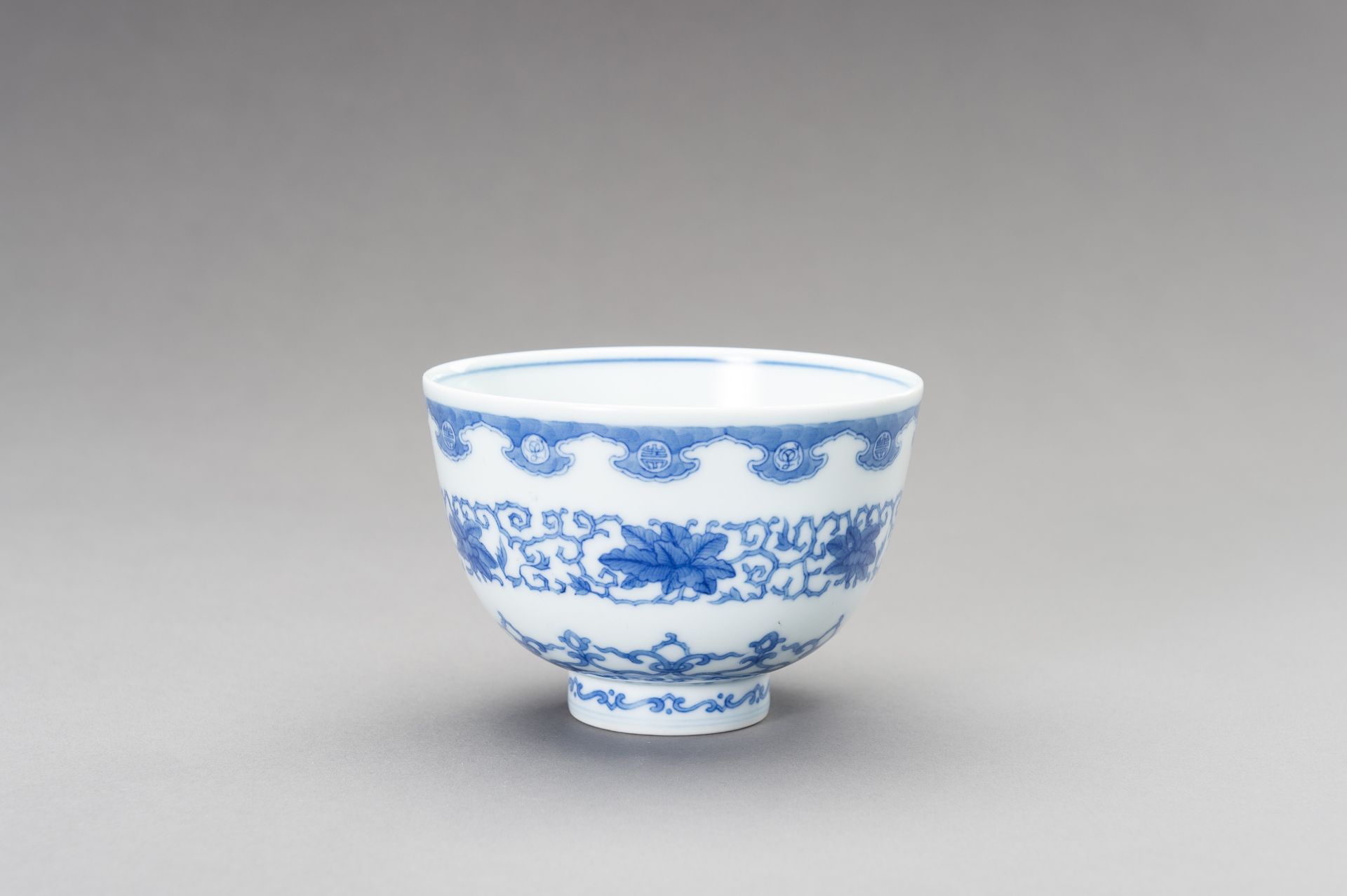 A BLUE AND WHITE KANGXI REVIVAL BOWL, LATE QING TO REPUBLIC - Image 3 of 11