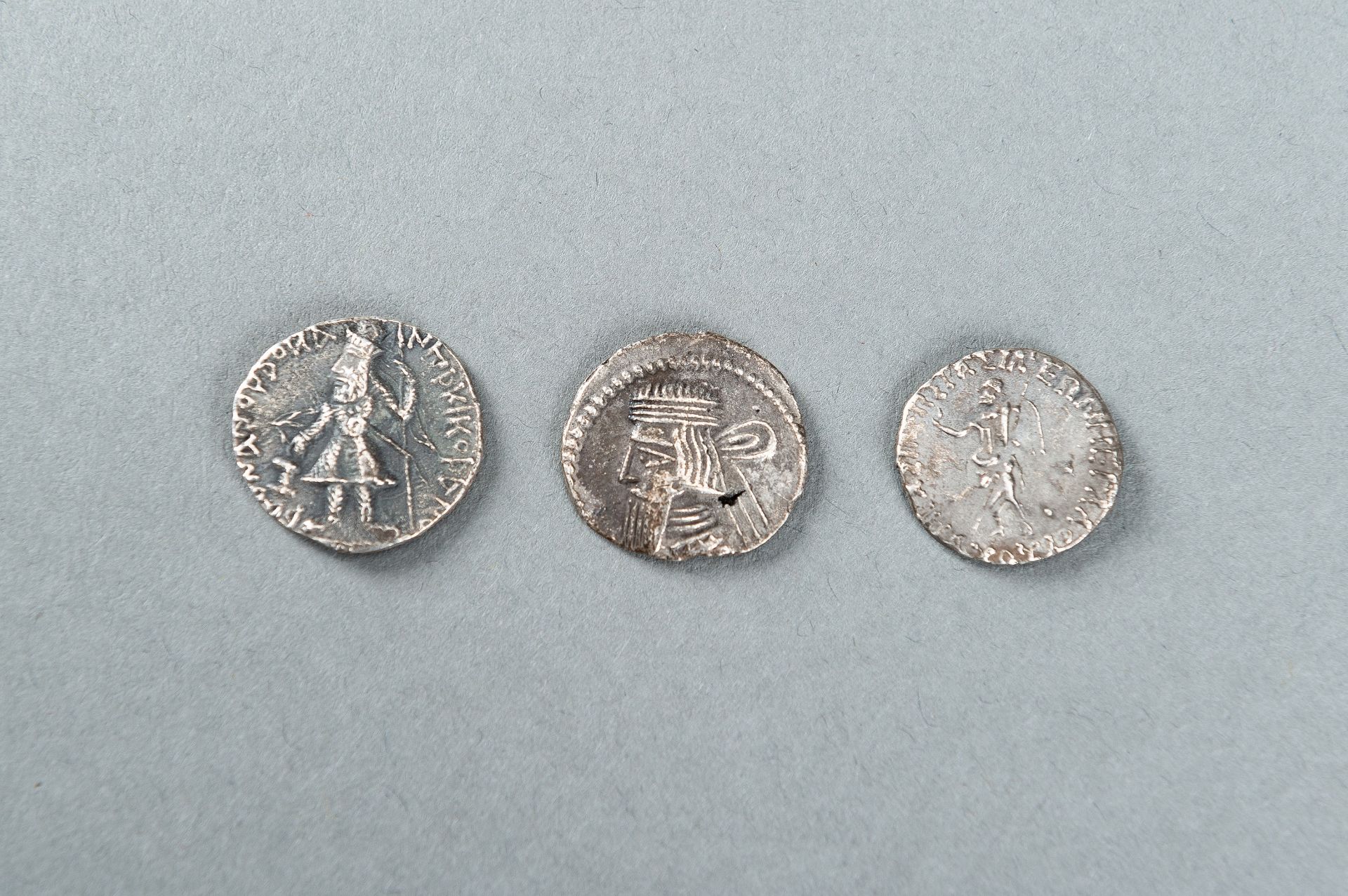 A GROUP OF 12 SILVER COINS - Bild 5 aus 7