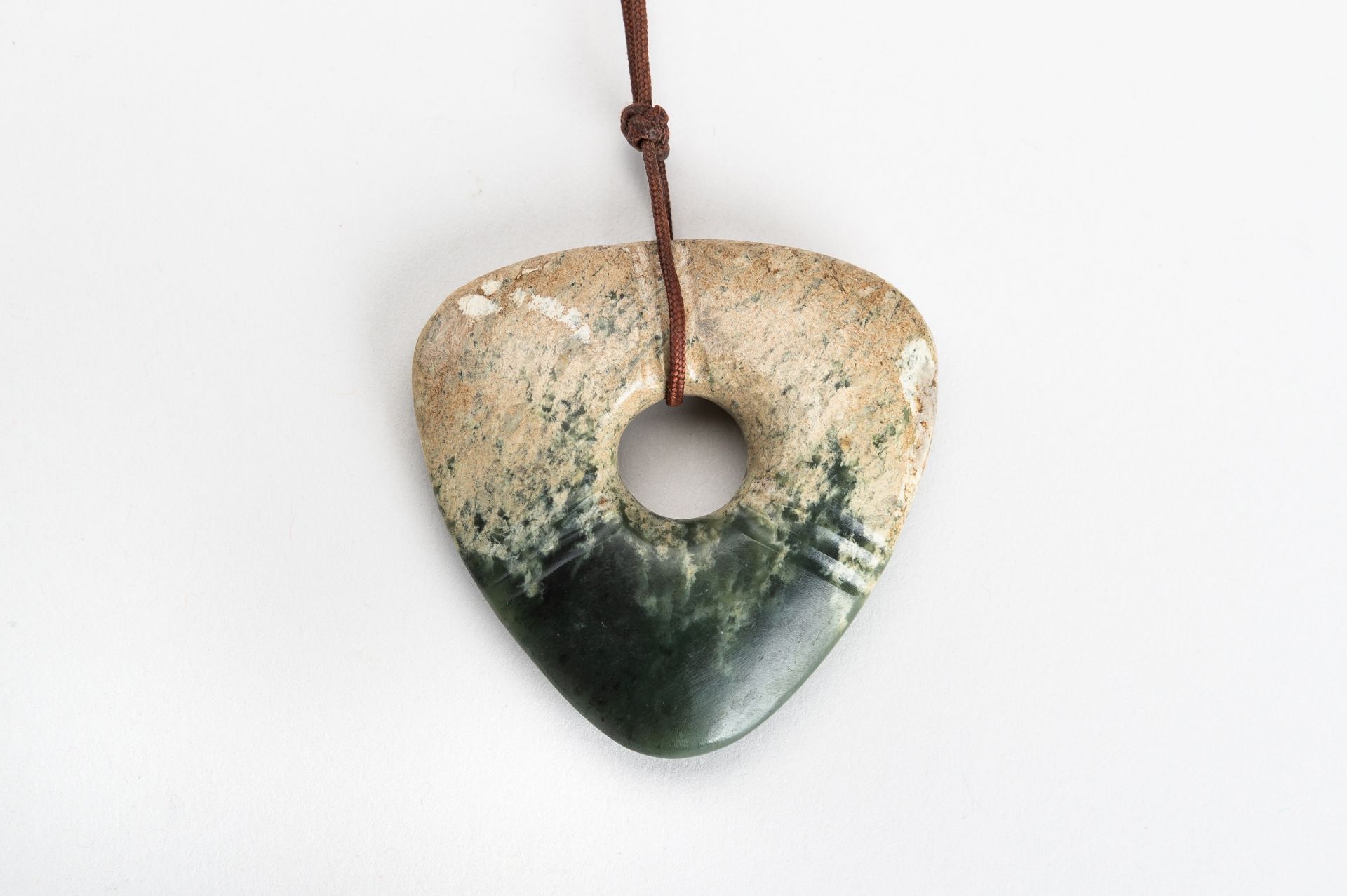 AN ARCHAISTIC LOT WITH A JADE AND A SERPENTINE PENDANT - Image 3 of 9