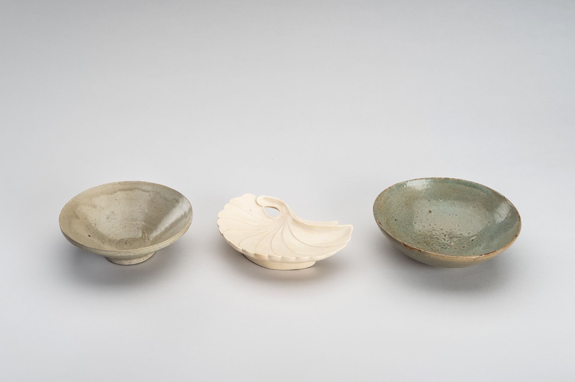 A GROUP OF THREE GLAZED CERAMIC ITEMS - Image 10 of 16