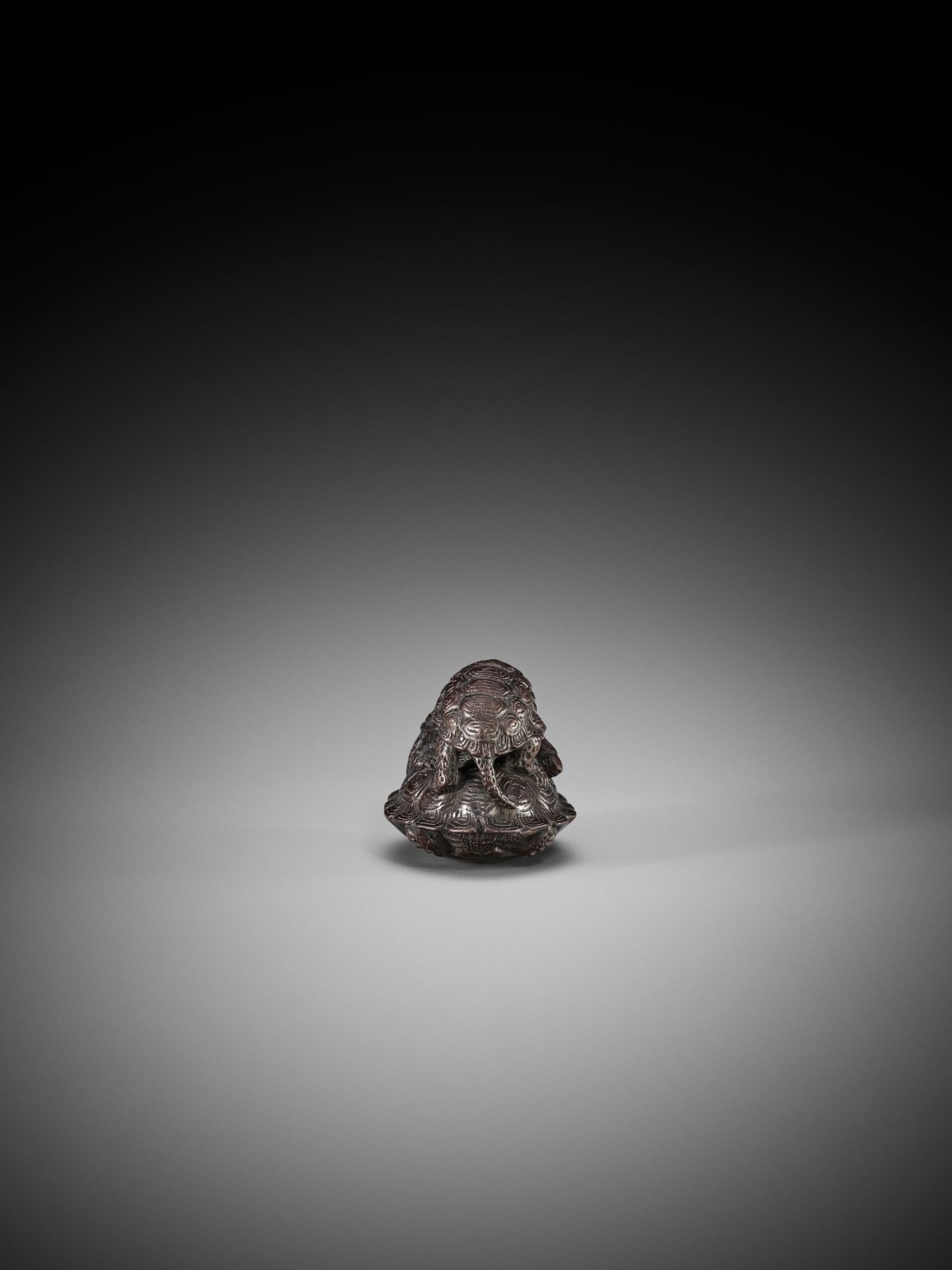 A WOOD NETSUKE OF A THREE TURTLES IN A PYRAMID - Image 7 of 8