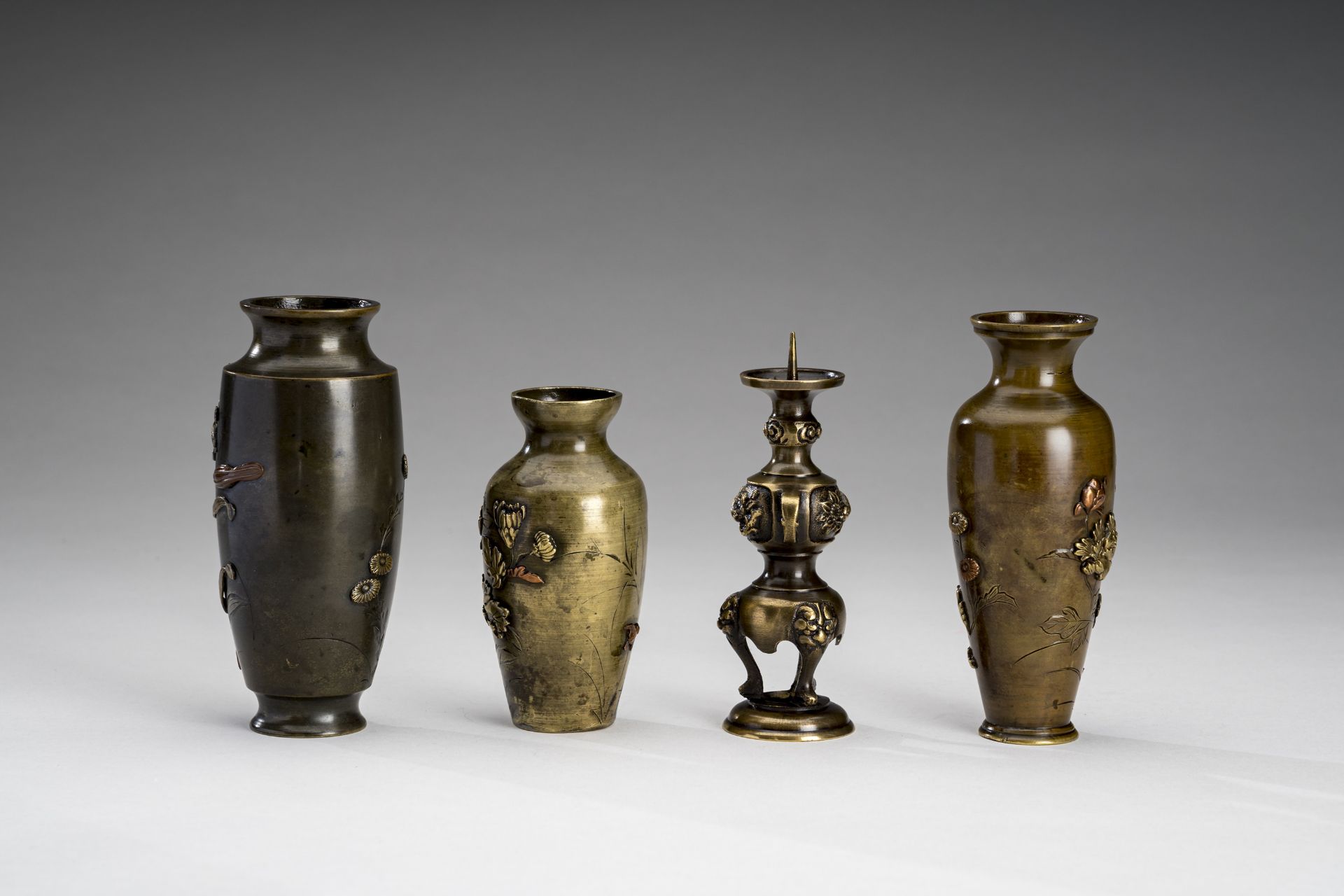 A LOT WITH THREE MIXED METAL VASES AND A CANDLESTICK, MEIJI - Image 8 of 11