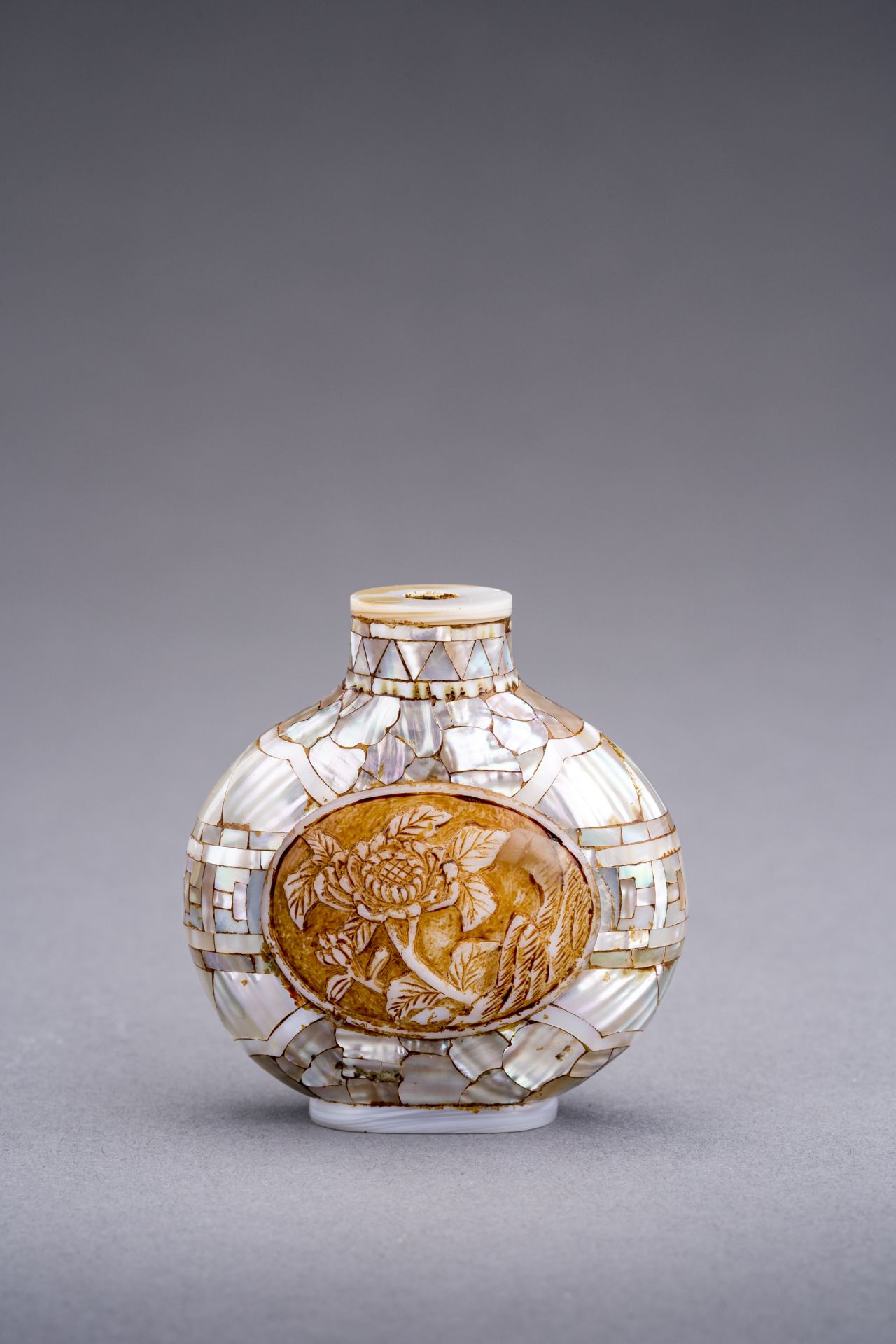 A MOTHER-OR-PEARL SNUFF BOTTLE, c. 1920s - Image 4 of 8