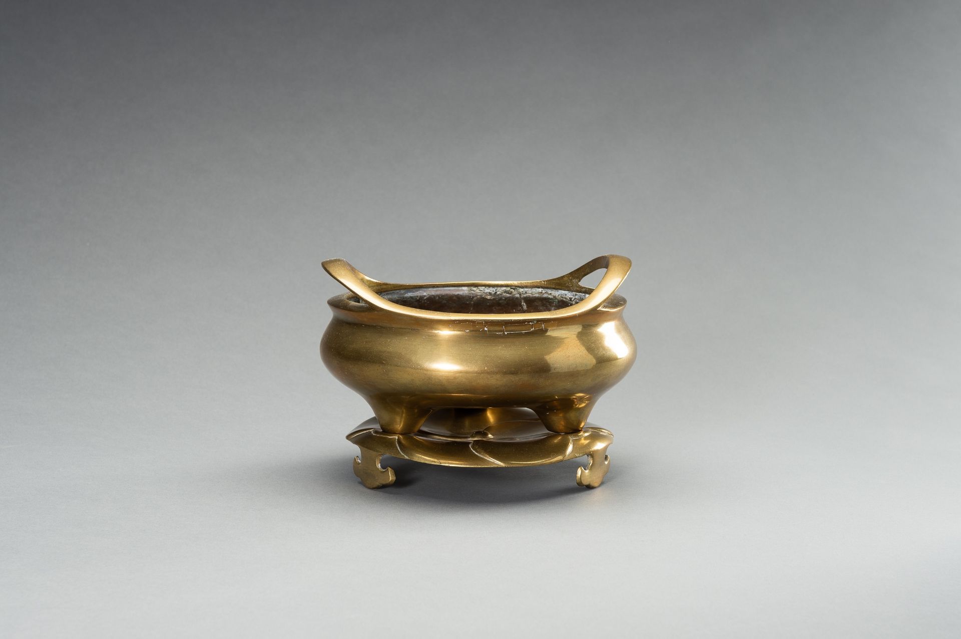 A LARGE GILT BRONZE TRIPOD CENSER WITH MATCHING STAND - Bild 6 aus 11