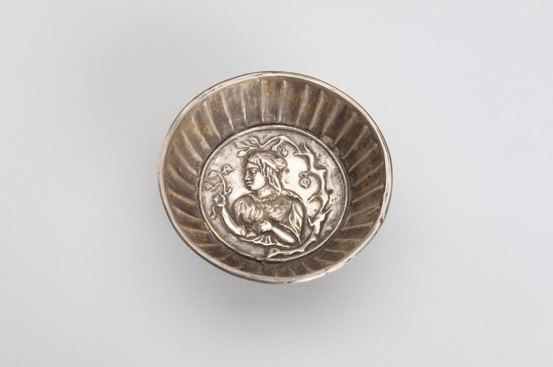 A GHANDARAN SILVER REPOUSSE BOWL WITH FEMALE FIGURE - Image 8 of 11