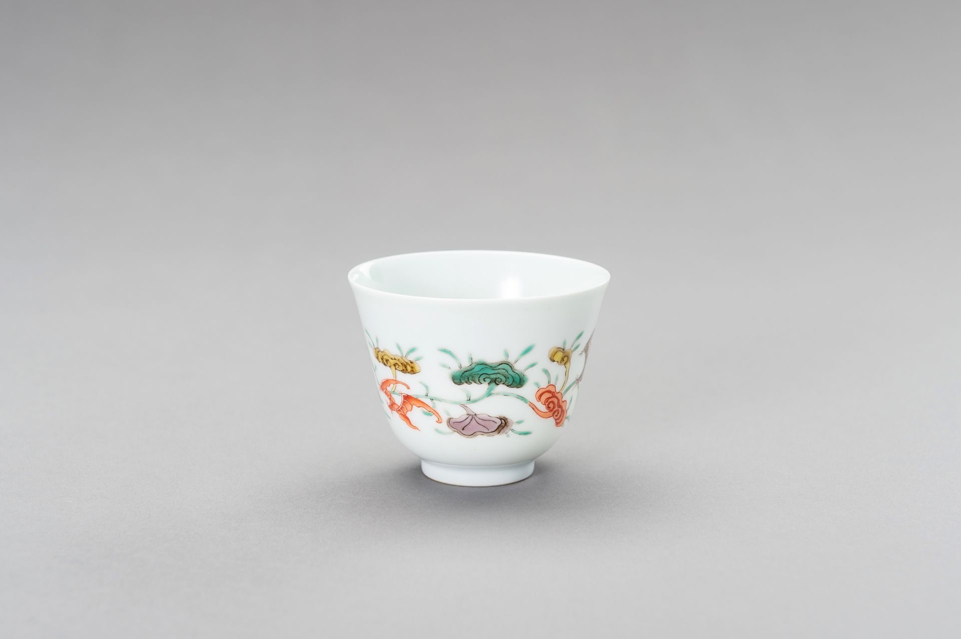 A 'LINGZHI AND BATS' PORCELAIN CUP, QING DYNASTY - Bild 2 aus 12