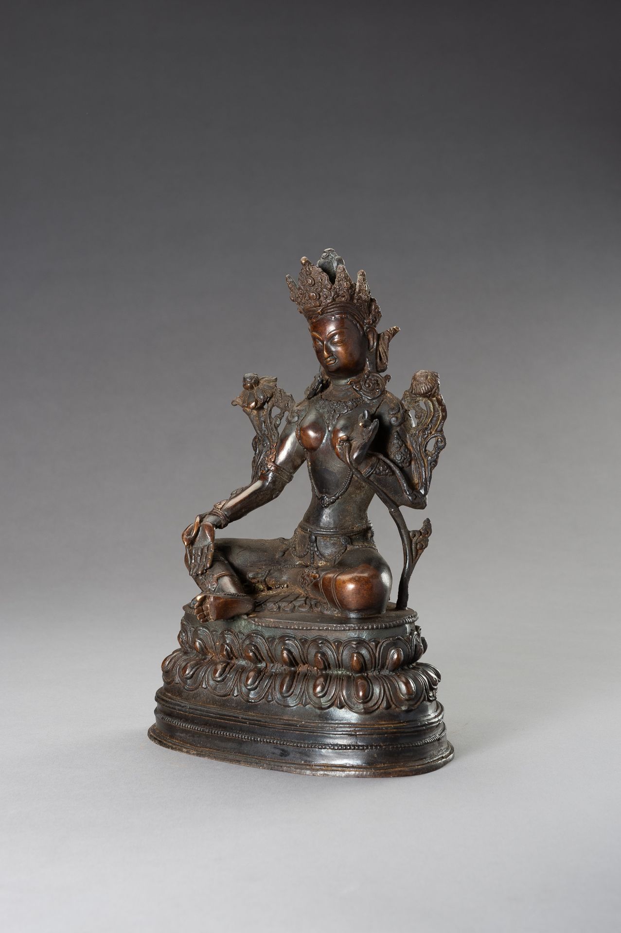 A BRONZE FIGURE OF TARA, 1900s - Bild 3 aus 9