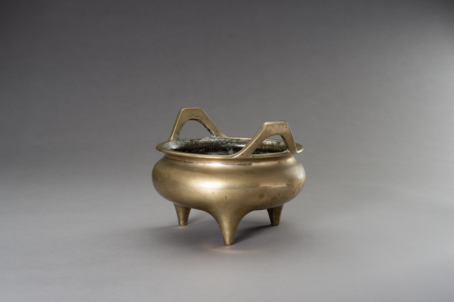 A LARGE GILT BRONZE TRIPOD CENSER - Image 5 of 9