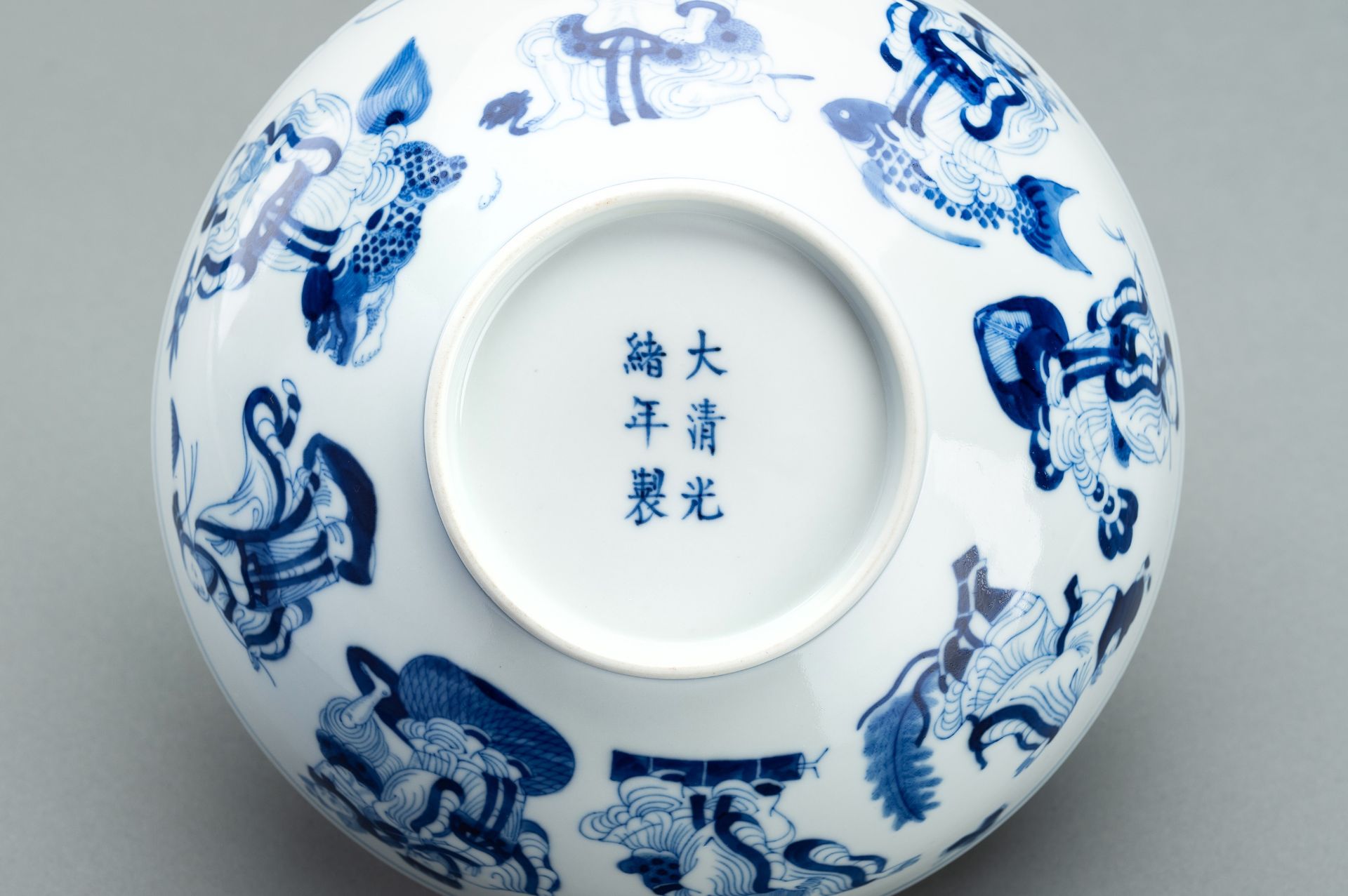 A BLUE AND WHITE PORCELAIN 'EIGHT IMMORTALS' BOWL, GUANGXU MARK AND PERIOD - Image 12 of 14