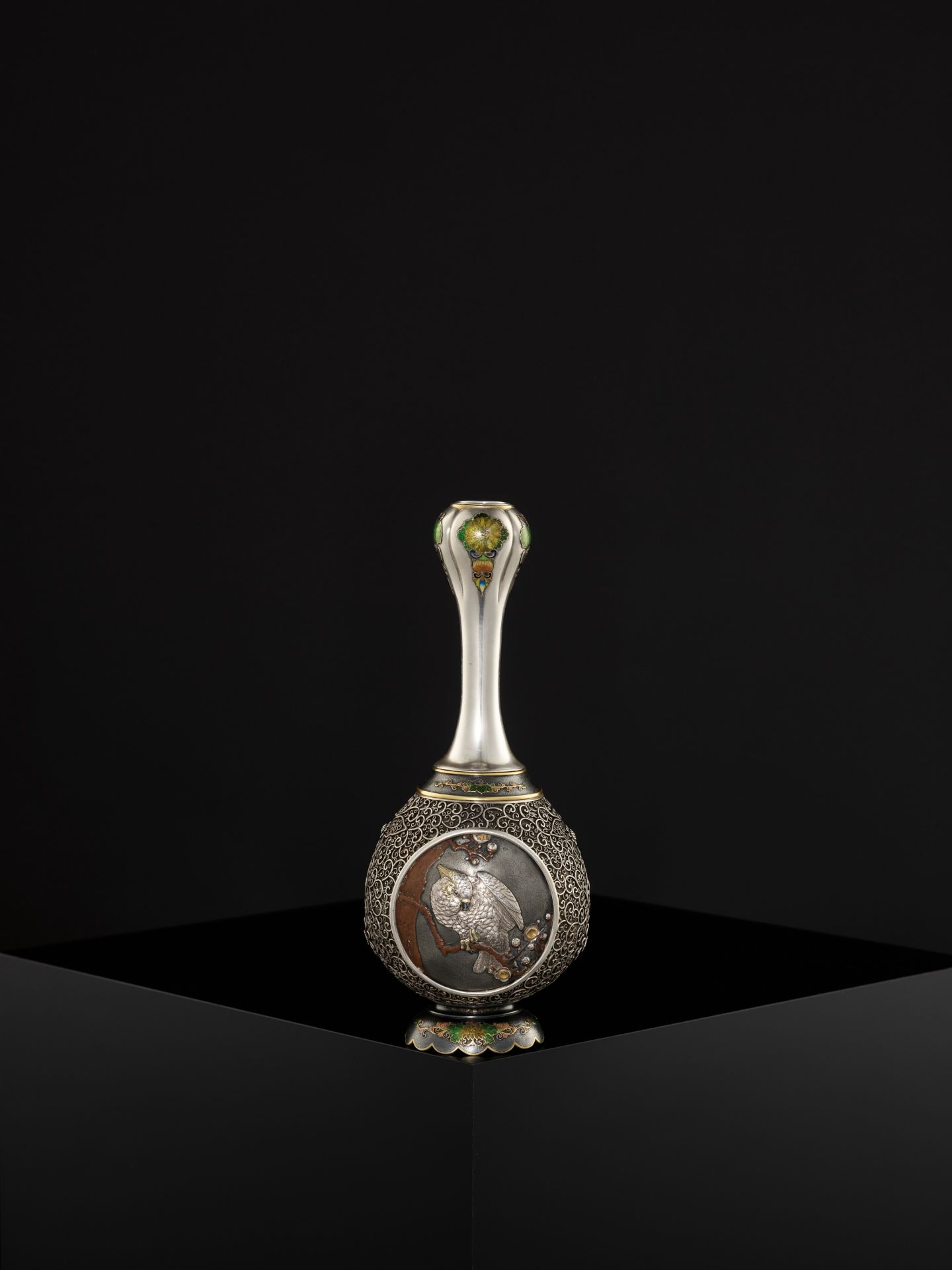 A SUPERB SILVER FILIGREE AND CLOISONNE ENAMEL VASE DEPICTING A COCKATOO - Image 7 of 12