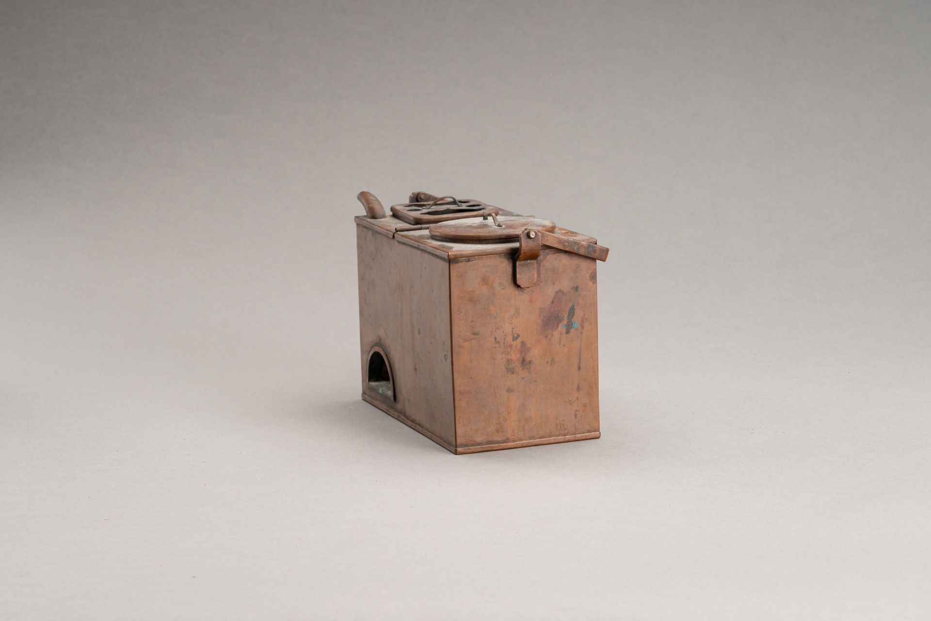 A WOODEN CHEST WITH DRAWERS AND A COPPER SAKE WARMER 'KANDOUKO', 19th CENTURY - Bild 18 aus 28