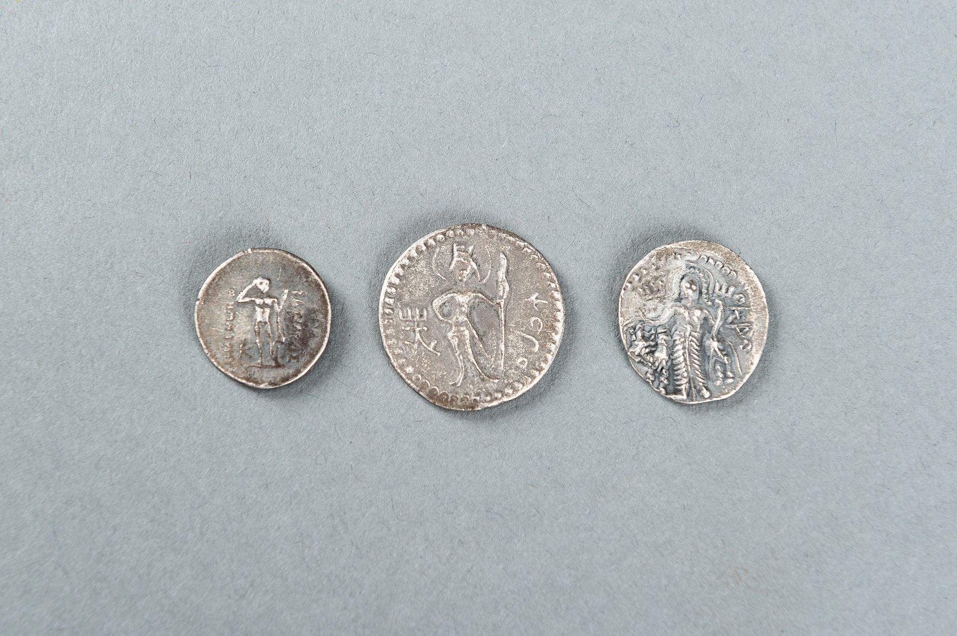 A GROUP OF 12 SILVER COINS - Bild 7 aus 7