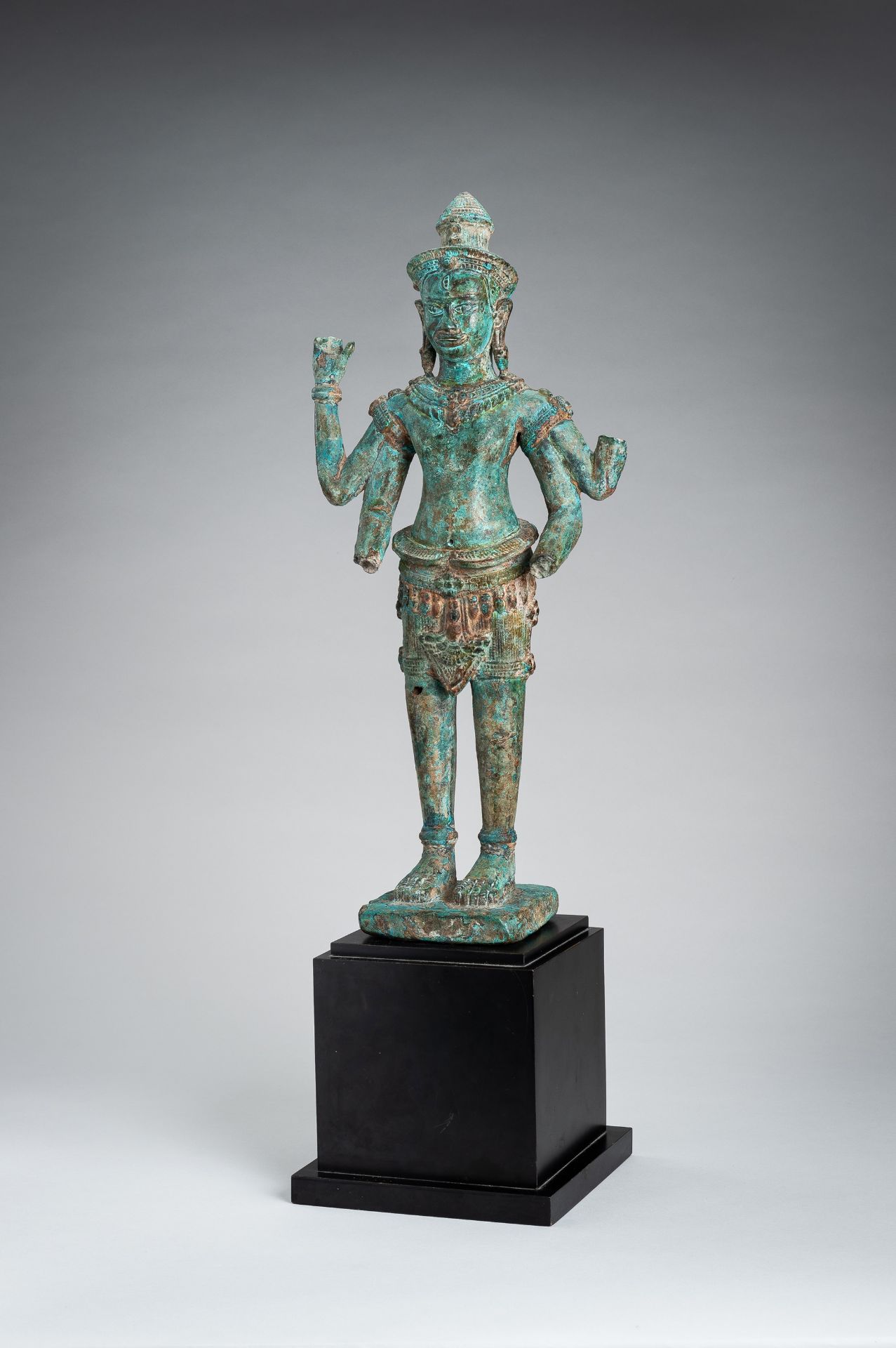 A KHMER STYLE BRONZE FIGURE OF VISHNU, c. 17th CENTURY - Image 5 of 14