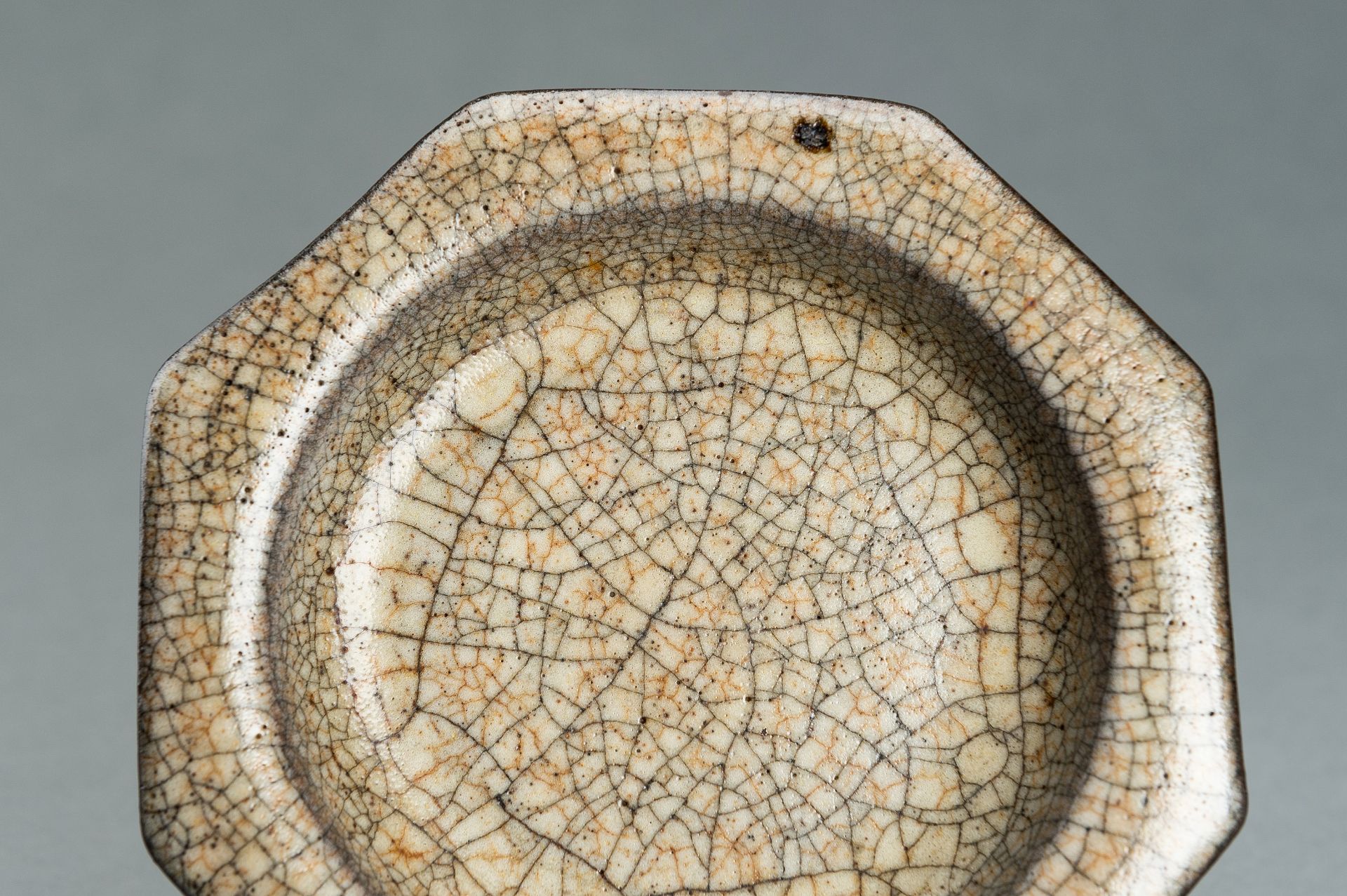 AN OCTAGONAL GE-STYLE GLAZED PORCELAIN DISH, QING DYNASTY - Image 3 of 10