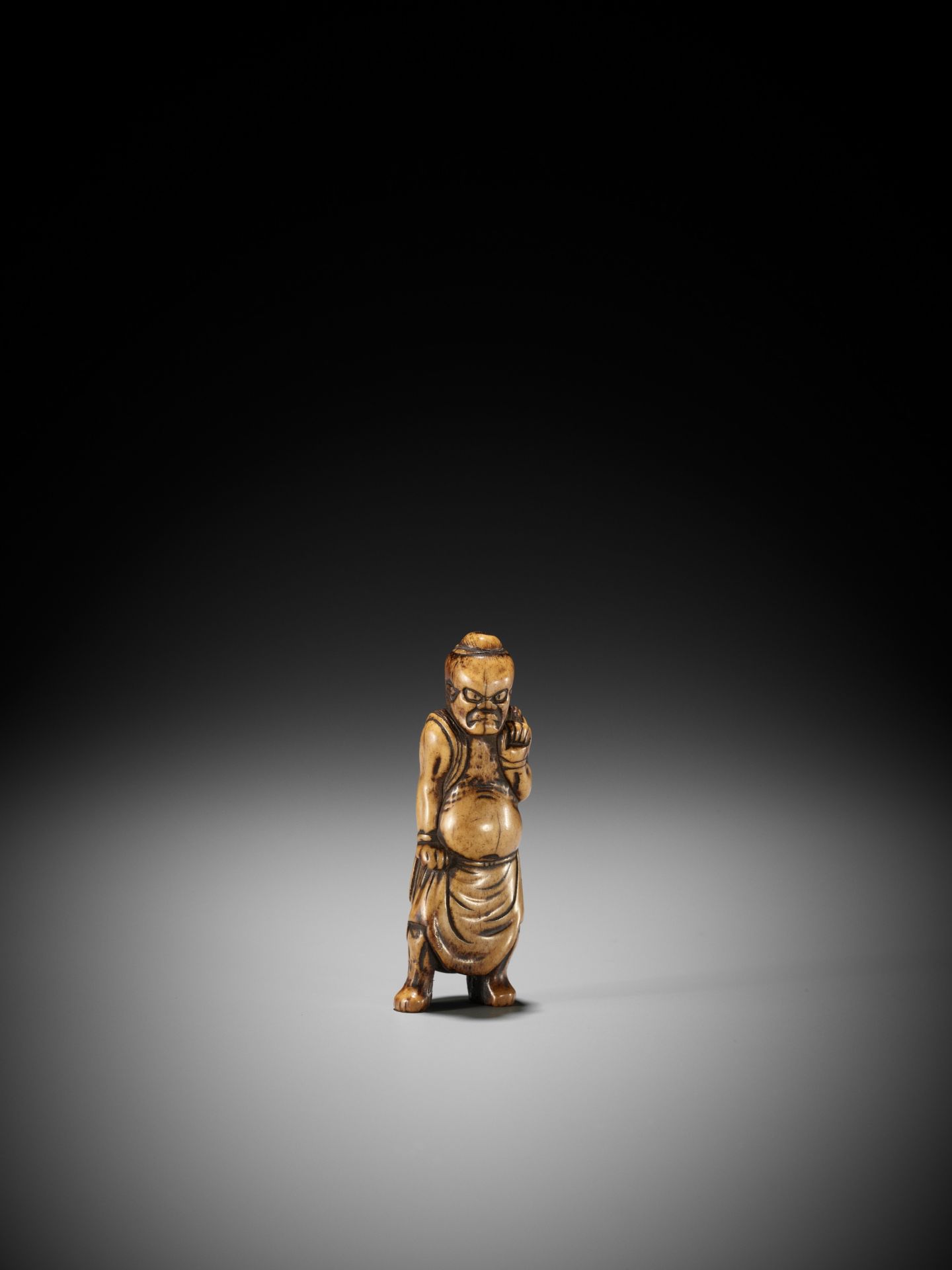 A RARE AND EARLY STAG ANTLER NETSUKE OF A NIO GUARDIAN - Image 9 of 10