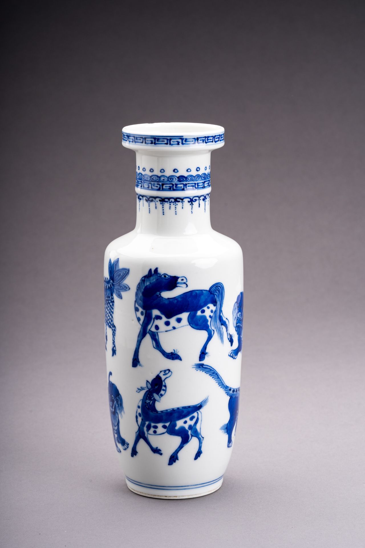 A BLUE AND WHITE PORCELAIN ROULEAU VASE - Image 5 of 8