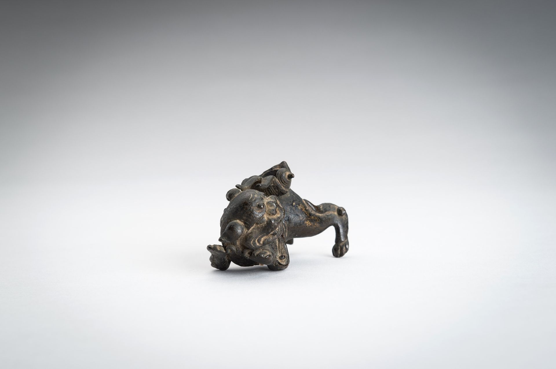 A BRONZE 'BUDDHIST LION' ORNAMENT, MING - Bild 7 aus 14