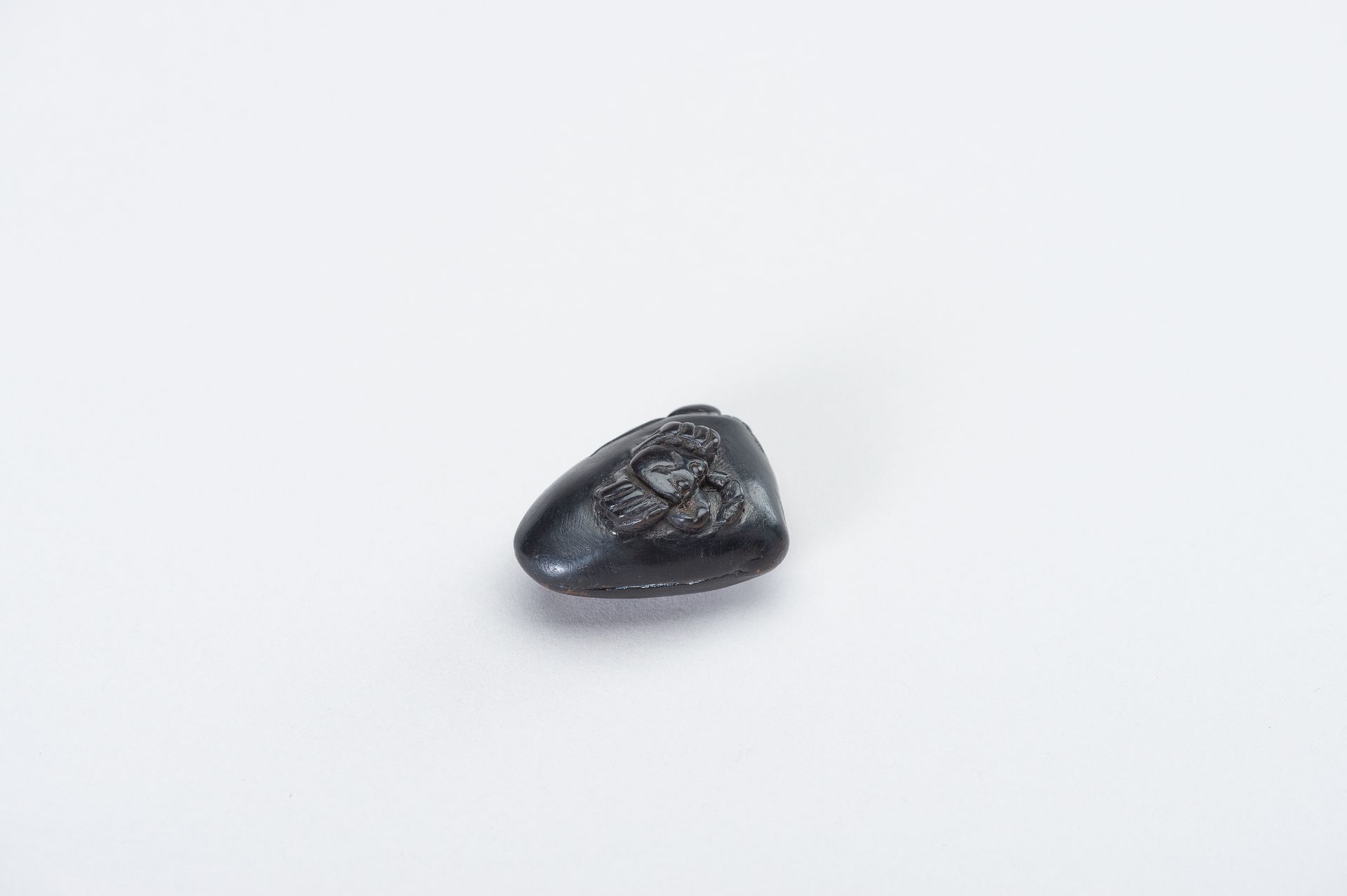 AN EBONY NETSUKE OF A HAMAGURI CLAM WITH CRAB AND OCTOPUS - Image 12 of 12