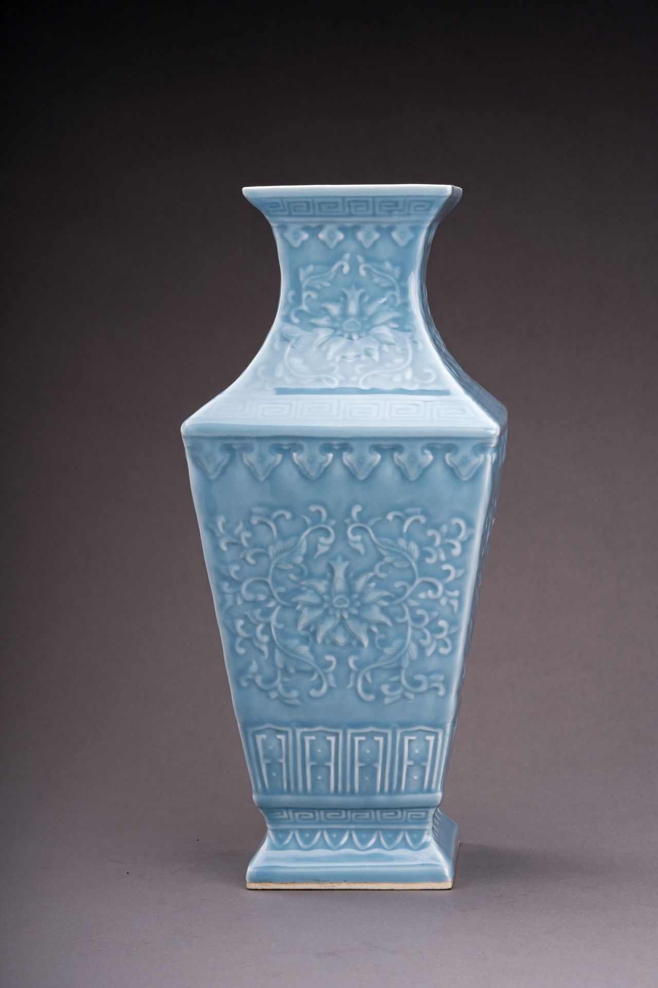 A PALE BLUE GLAZED SQUARE PORCELAIN BALUSTER VASE - Bild 5 aus 9