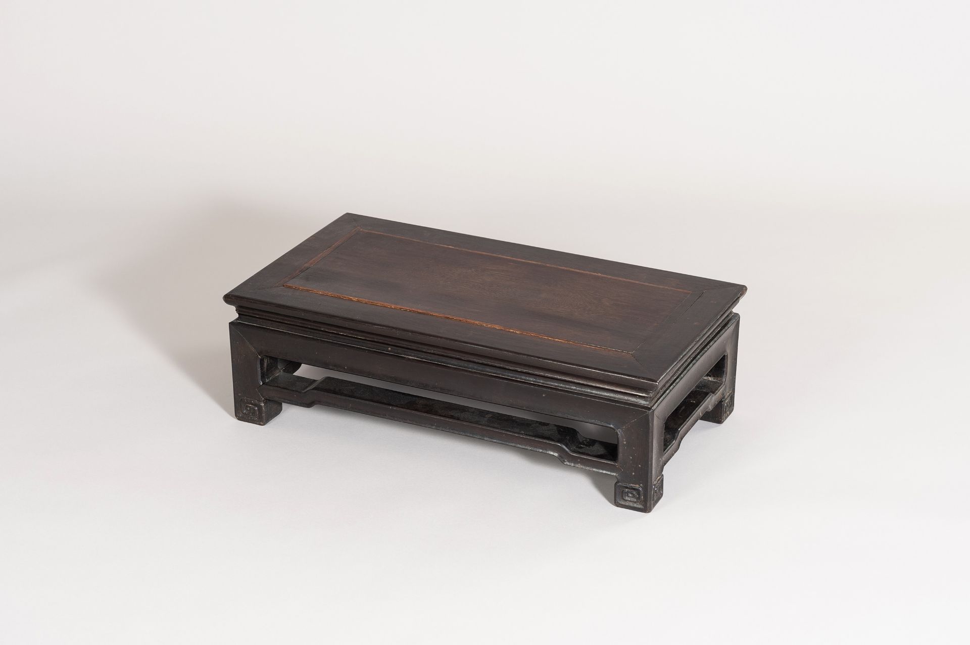 A HONGMU LOW TABLE, QING DYNASTY - Bild 3 aus 14