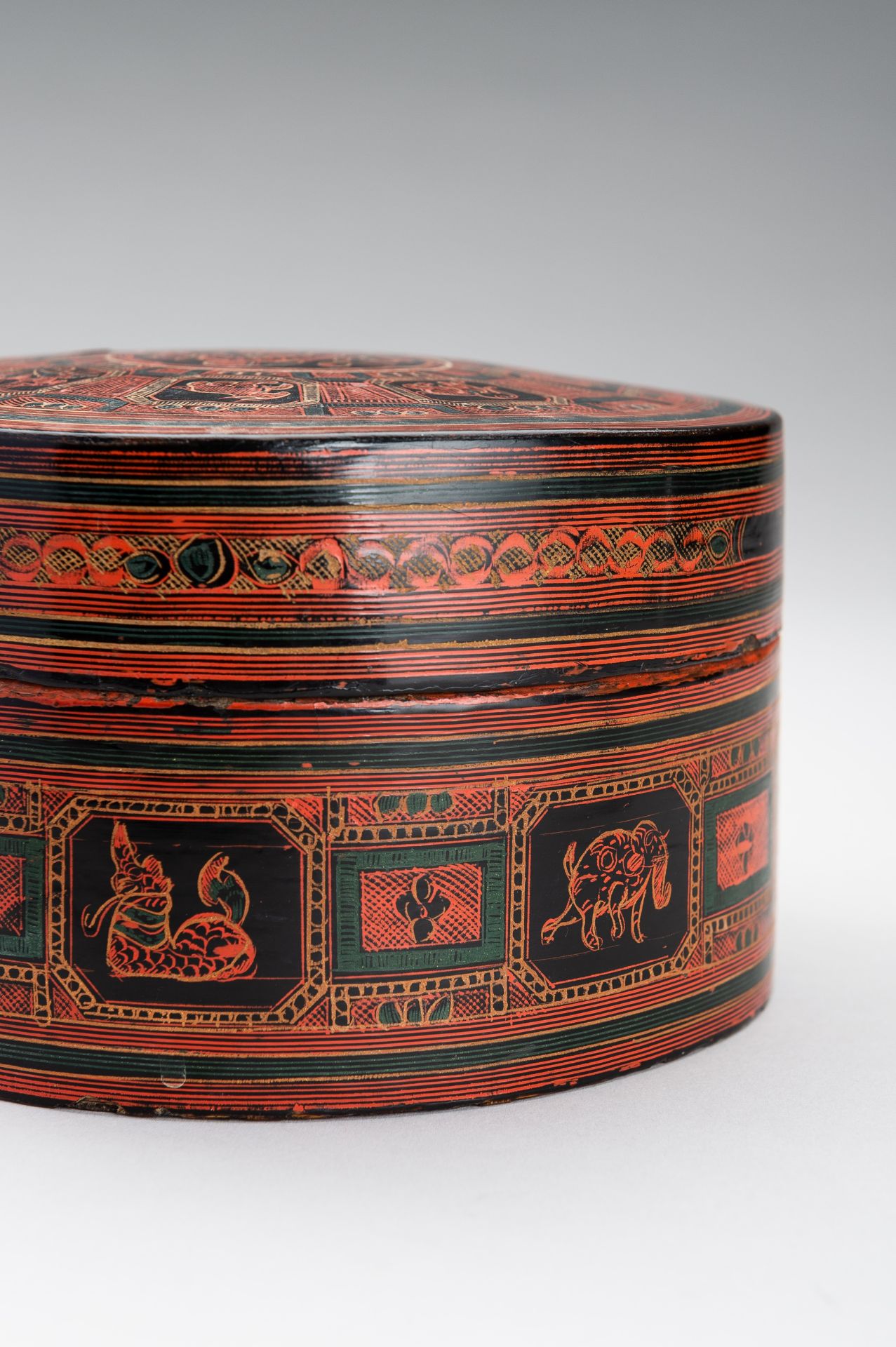 A BURMESE LACQUER BETEL BOX AND COVER, 1900s - Image 5 of 15