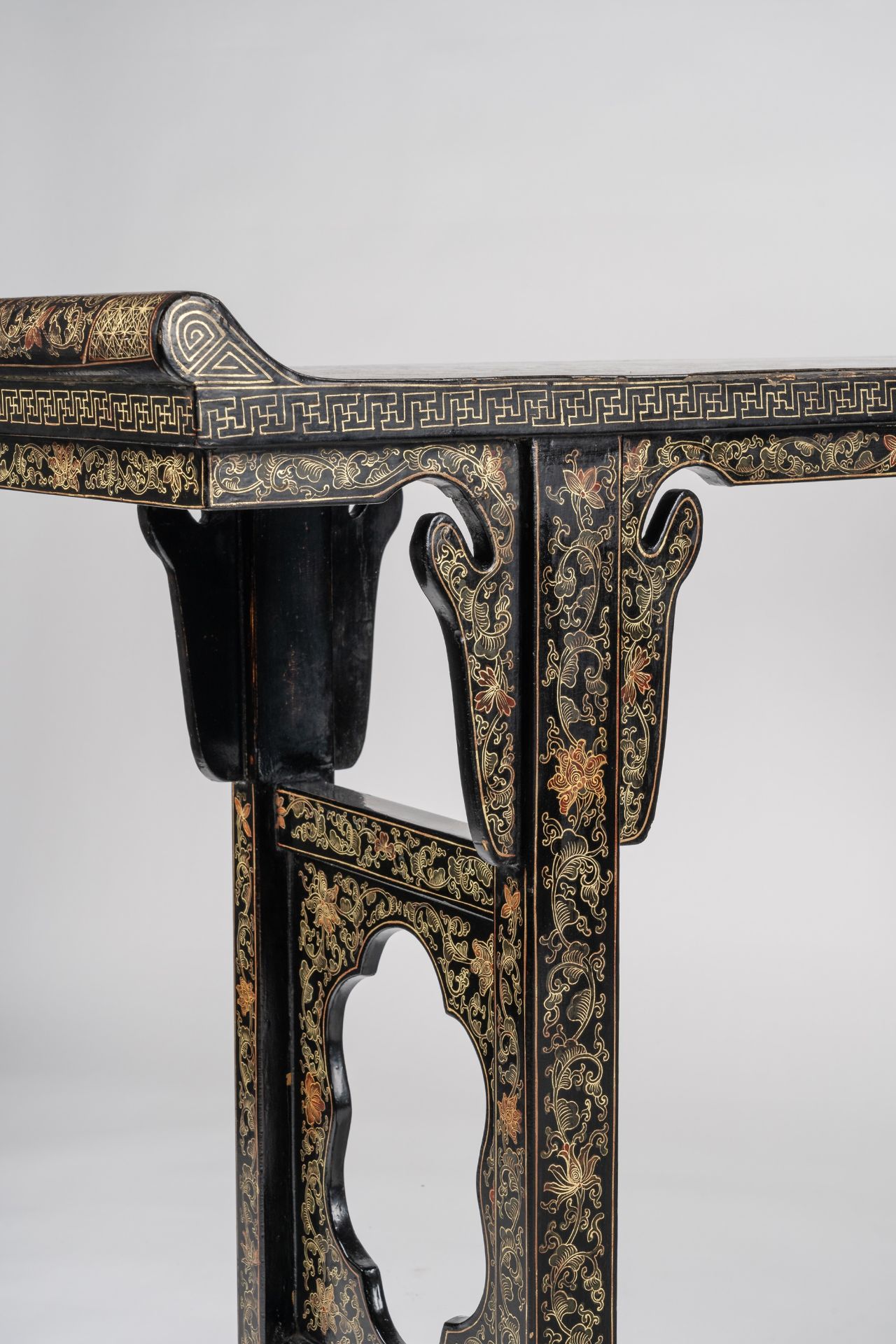 A CHINESE LACQUERED ALTAR TABLE, QING - Bild 5 aus 11