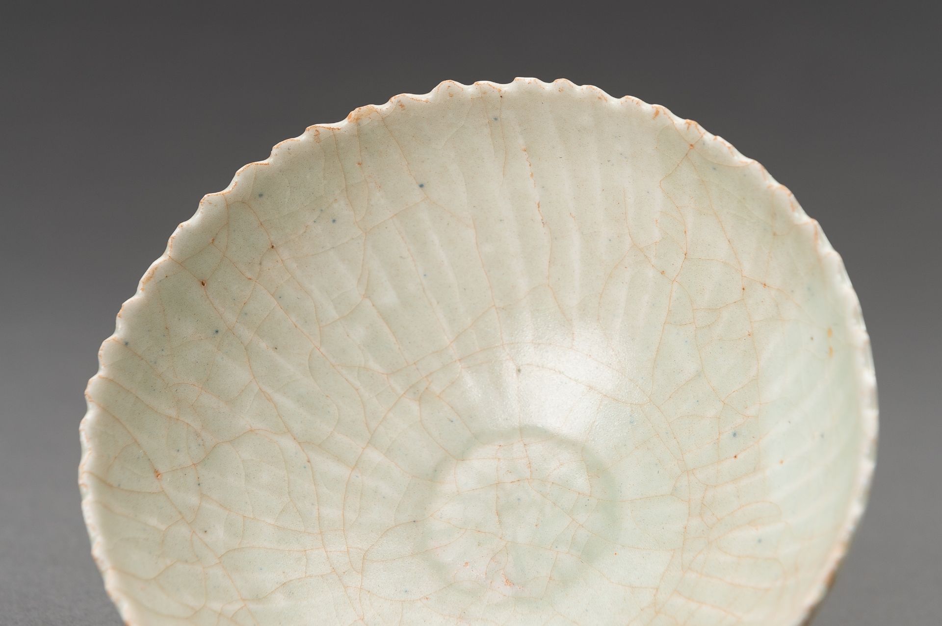 A YUAN STYLE QINGBAI GLAZED 'LOTUS' PORCELAIN BOWL - Image 2 of 10