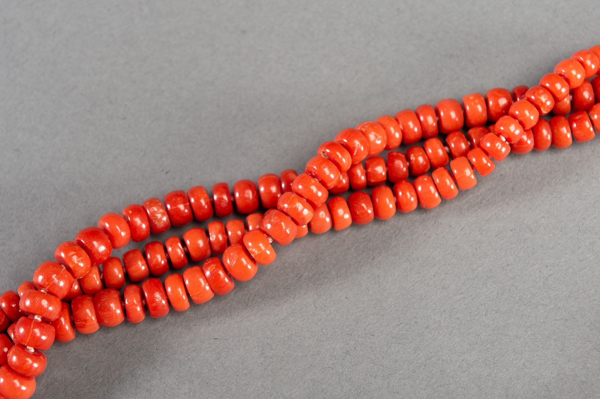 A THREE-TIERED MOMO CORAL BEAD NECKLACE - Image 7 of 8
