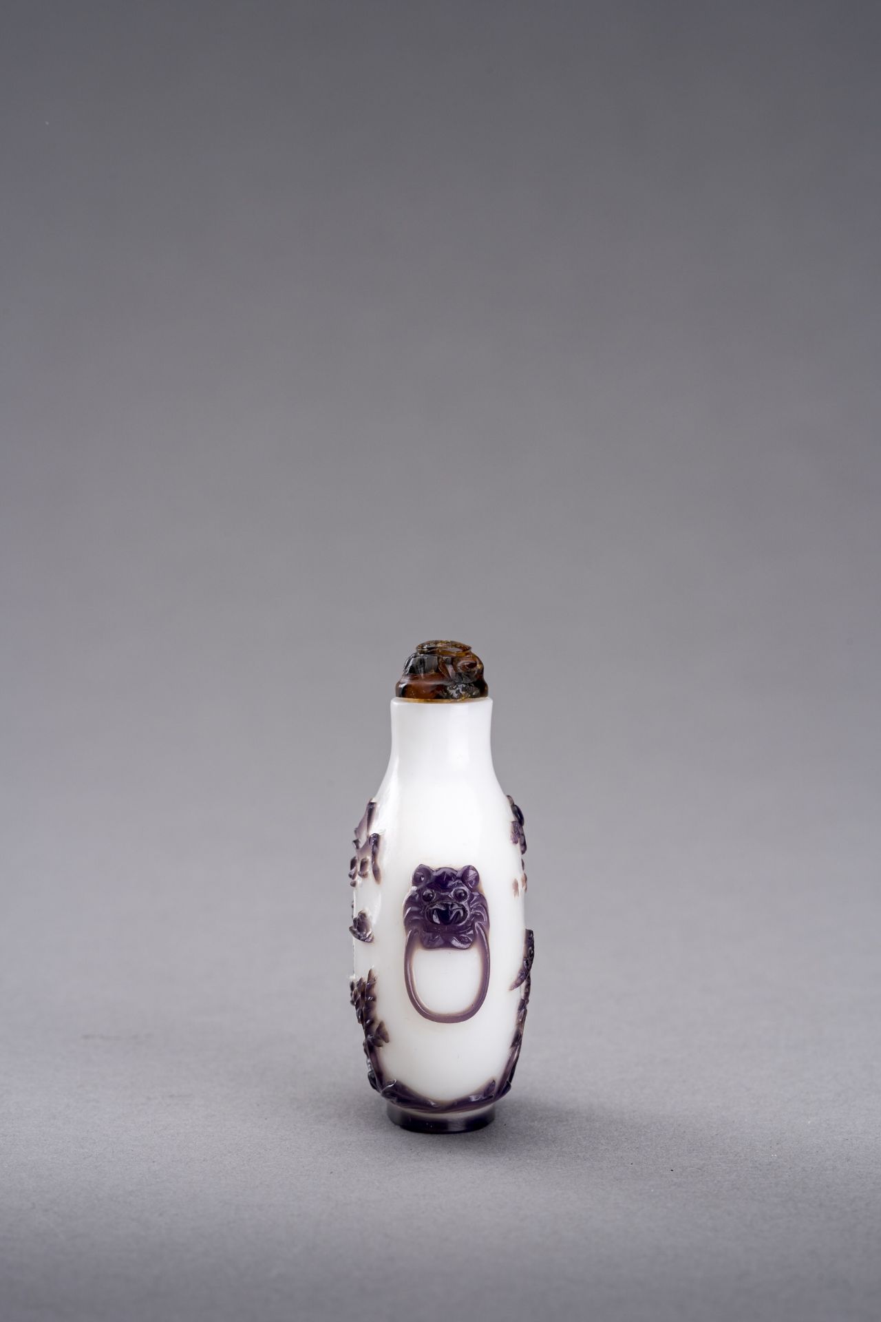 AN AUBERGINE OVERLAY GLASS SNUFF BOTTLE, QING DYNASTY - Image 3 of 5