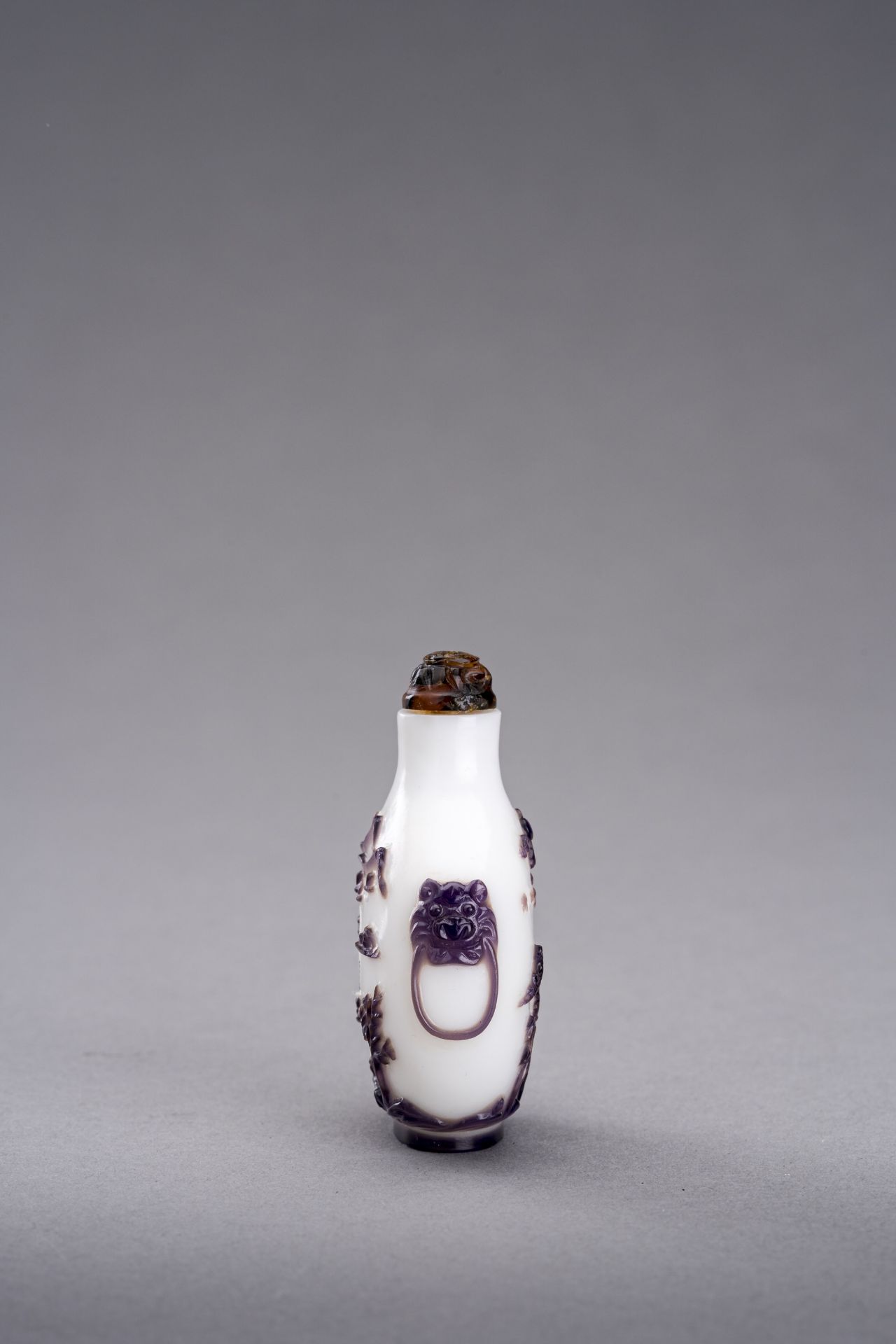 AN AUBERGINE OVERLAY GLASS SNUFF BOTTLE, QING DYNASTY - Bild 3 aus 5