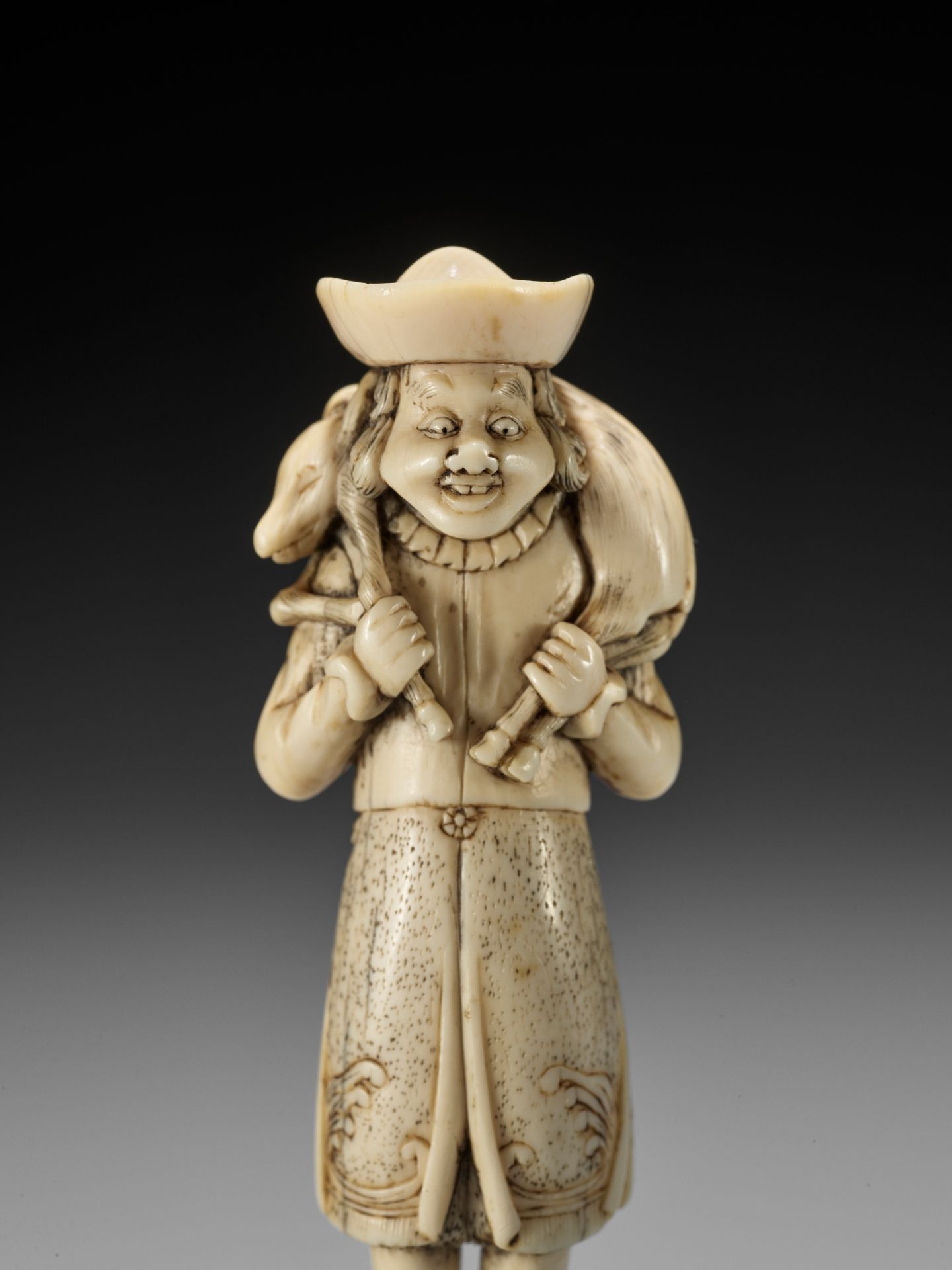 A SUPERB IVORY NETSUKE OF A DUTCHMAN - Image 14 of 17