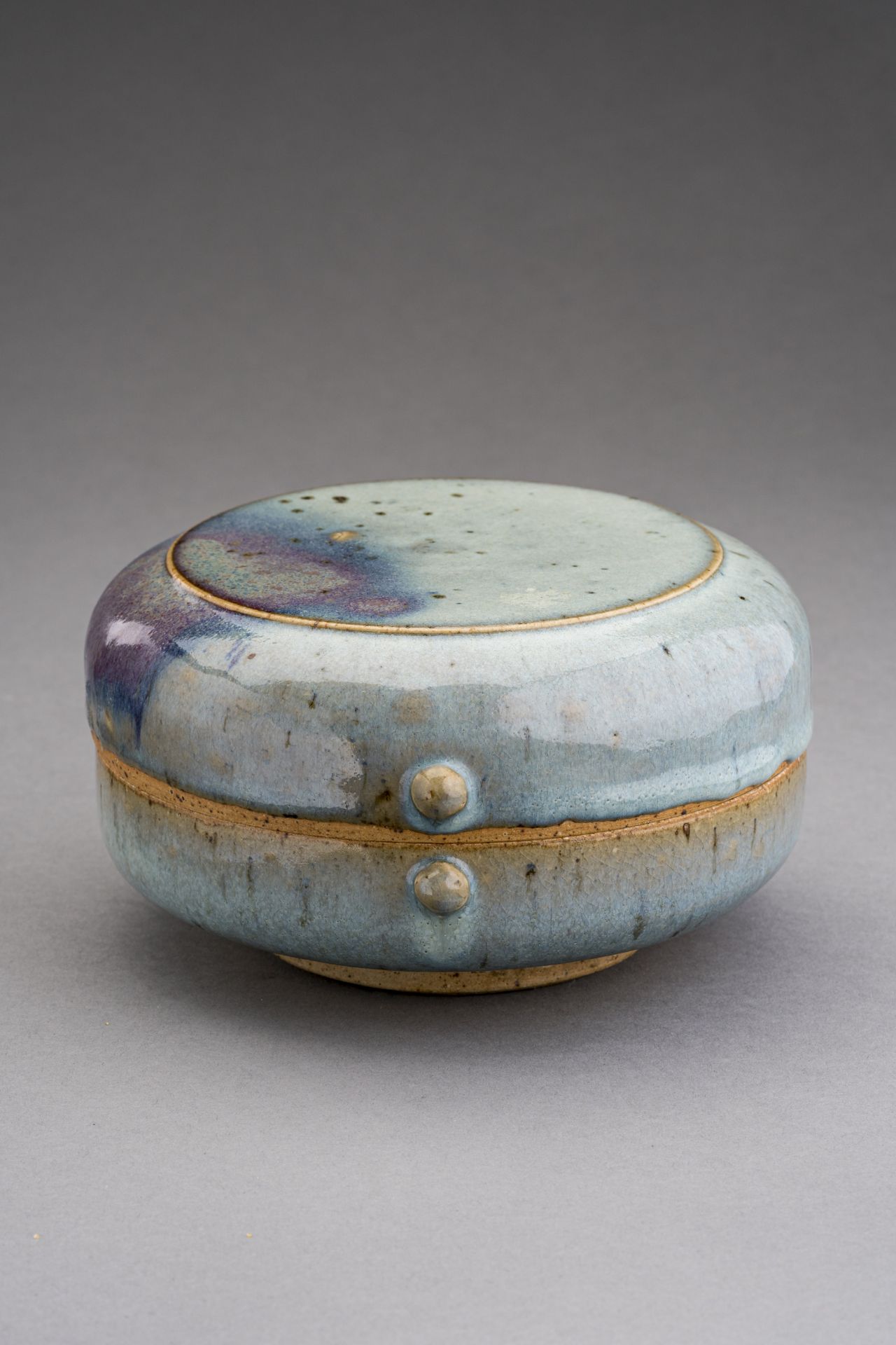 A LARGE, PURPLE-SPLASHED JUN CERAMIC BOX AND COVER, c. 1920s - Bild 5 aus 8