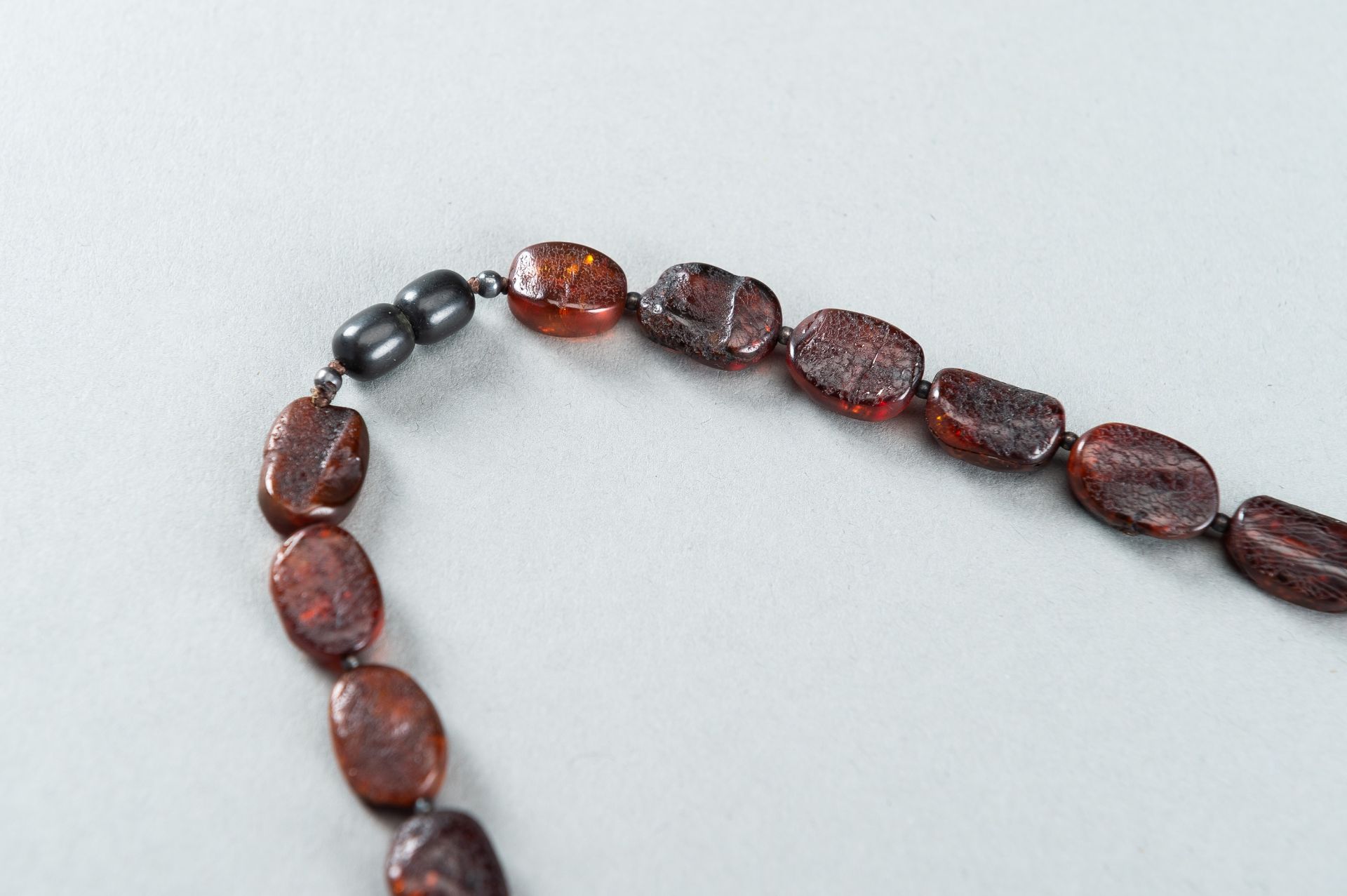 A FINE BURMESE AMBER NECKLACE - Bild 7 aus 8