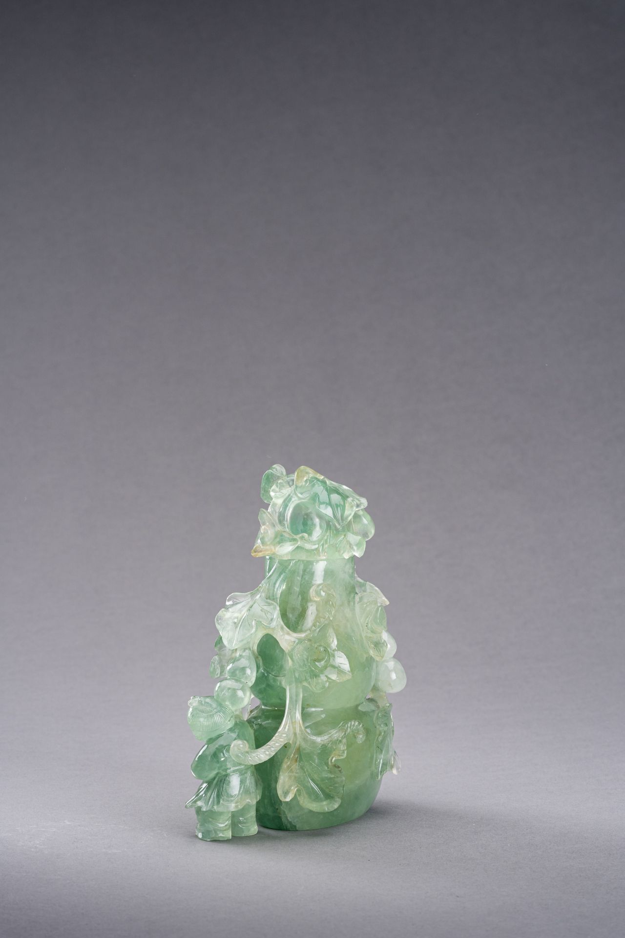 A GREEN FLUORITE 'DOUBLE GOURD AND BOY' VASE - Bild 3 aus 10