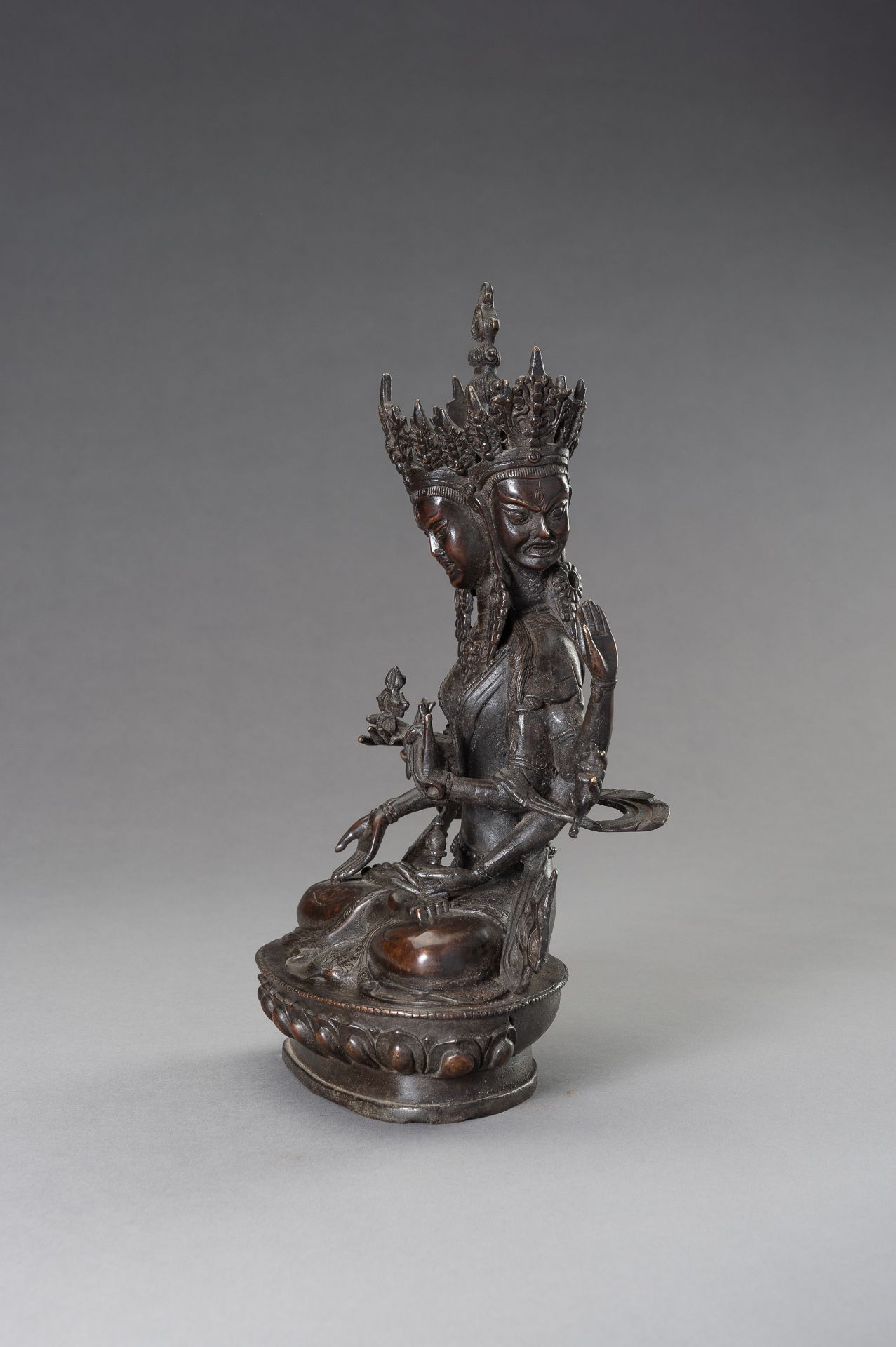 A BRONZE FIGURE OF USHNISHAVIJAYA - Bild 5 aus 10