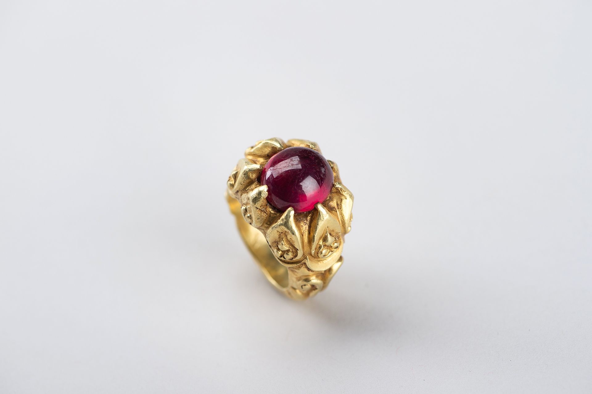 A BURMESE GOLD RING WITH 3 CARAT RUBY - Image 2 of 10