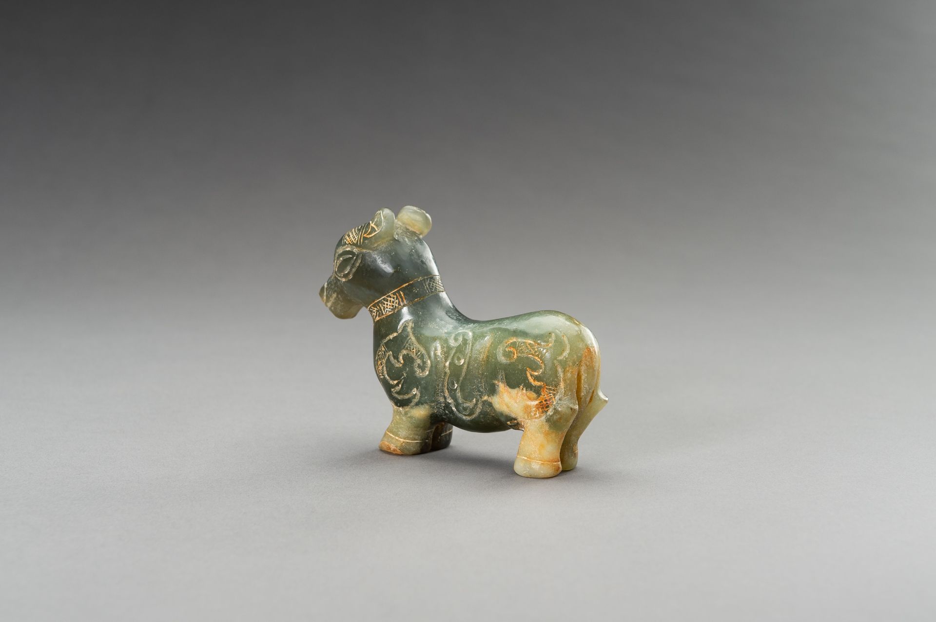 AN ARCHAISTIC HARDSTONE FIGURE OF A MYTHICAL BEAST, 20TH CENTURY - Bild 3 aus 9