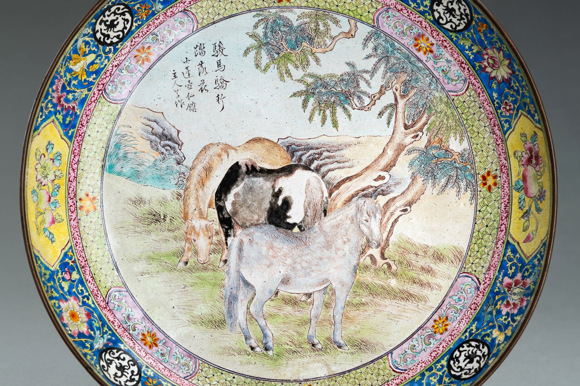 AN FINE YANGCAI ENAMEL 'HORSES' DISH, QING - Bild 7 aus 13