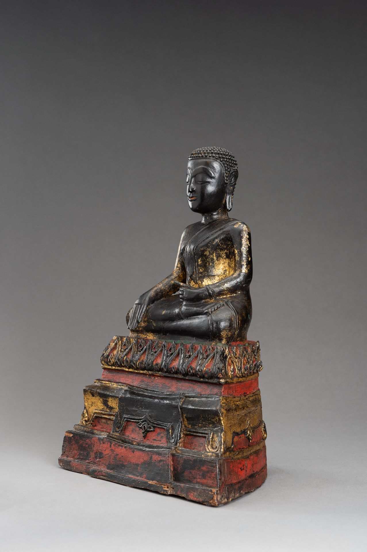 A BURMESE LACQUERED WOOD FIGURE OF BUDDHA SHAKYAMUNI - Image 6 of 11