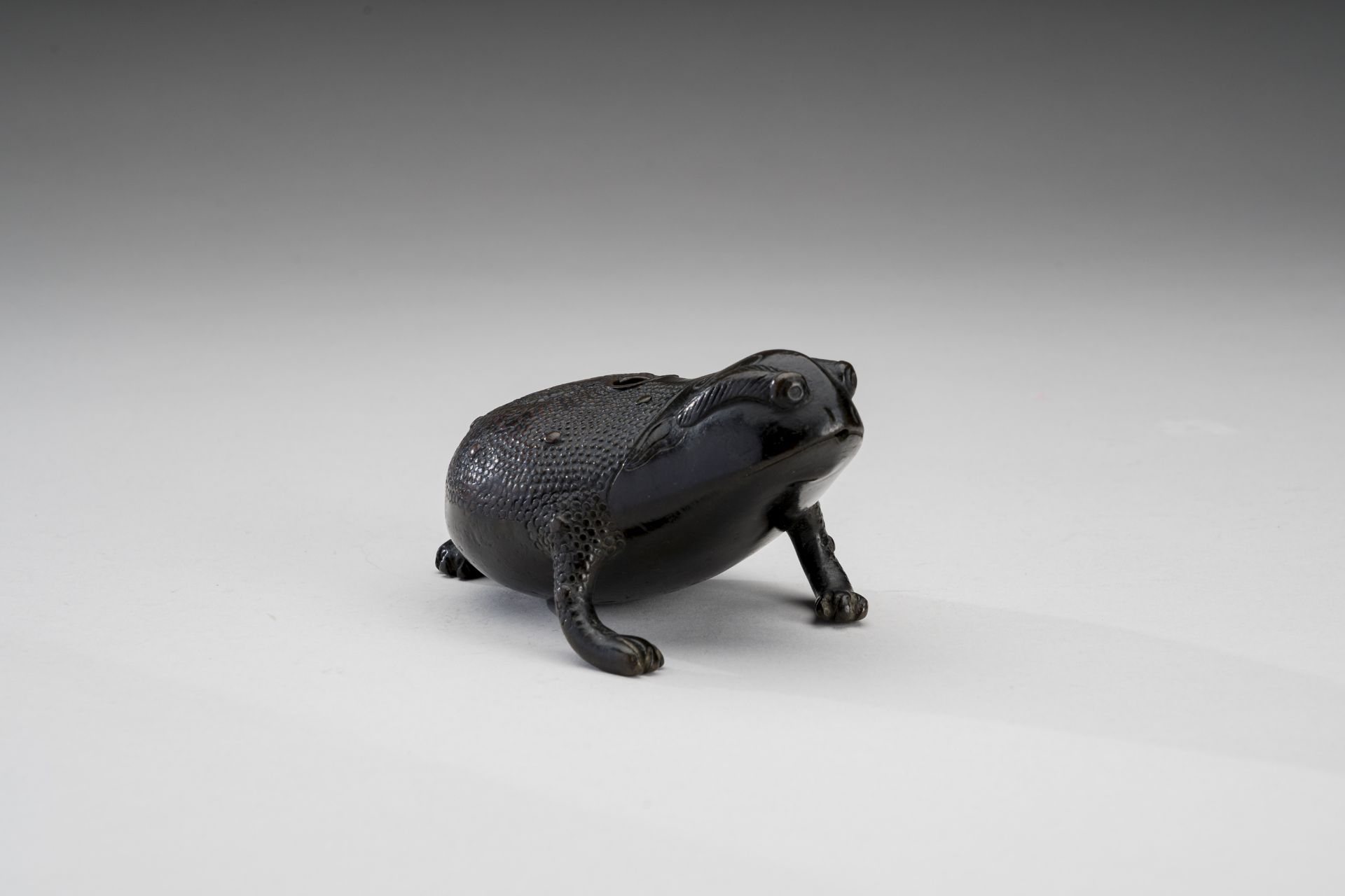 A BRONZE WATER DROPPER IN THE SHAPE OF GAMA SENNIN'S TOAD - Image 2 of 10