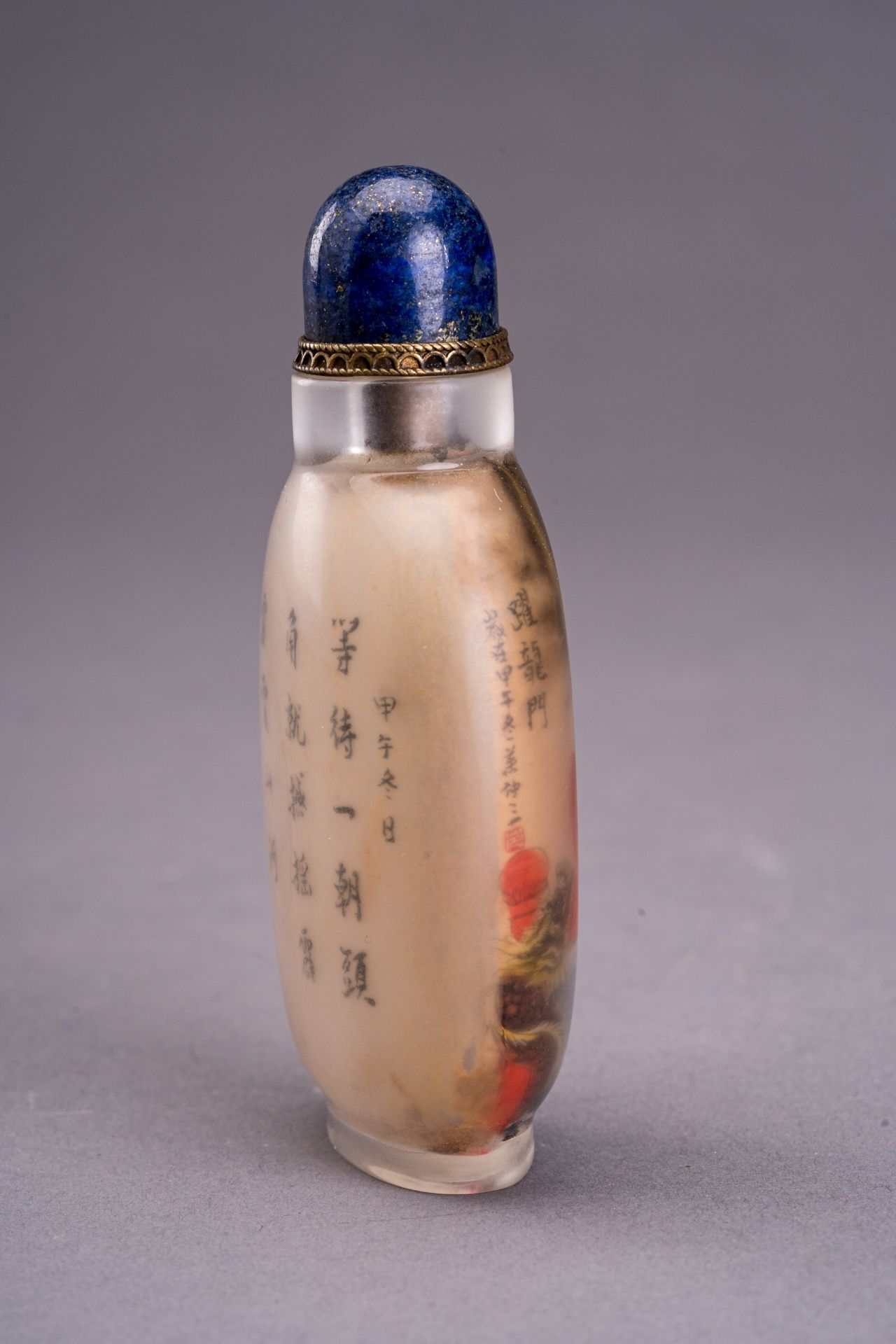 A LARGE INSIDE-PAINTED `DRAGONS AND CARP' GLASS SNUFFBOTTLE - Bild 2 aus 7