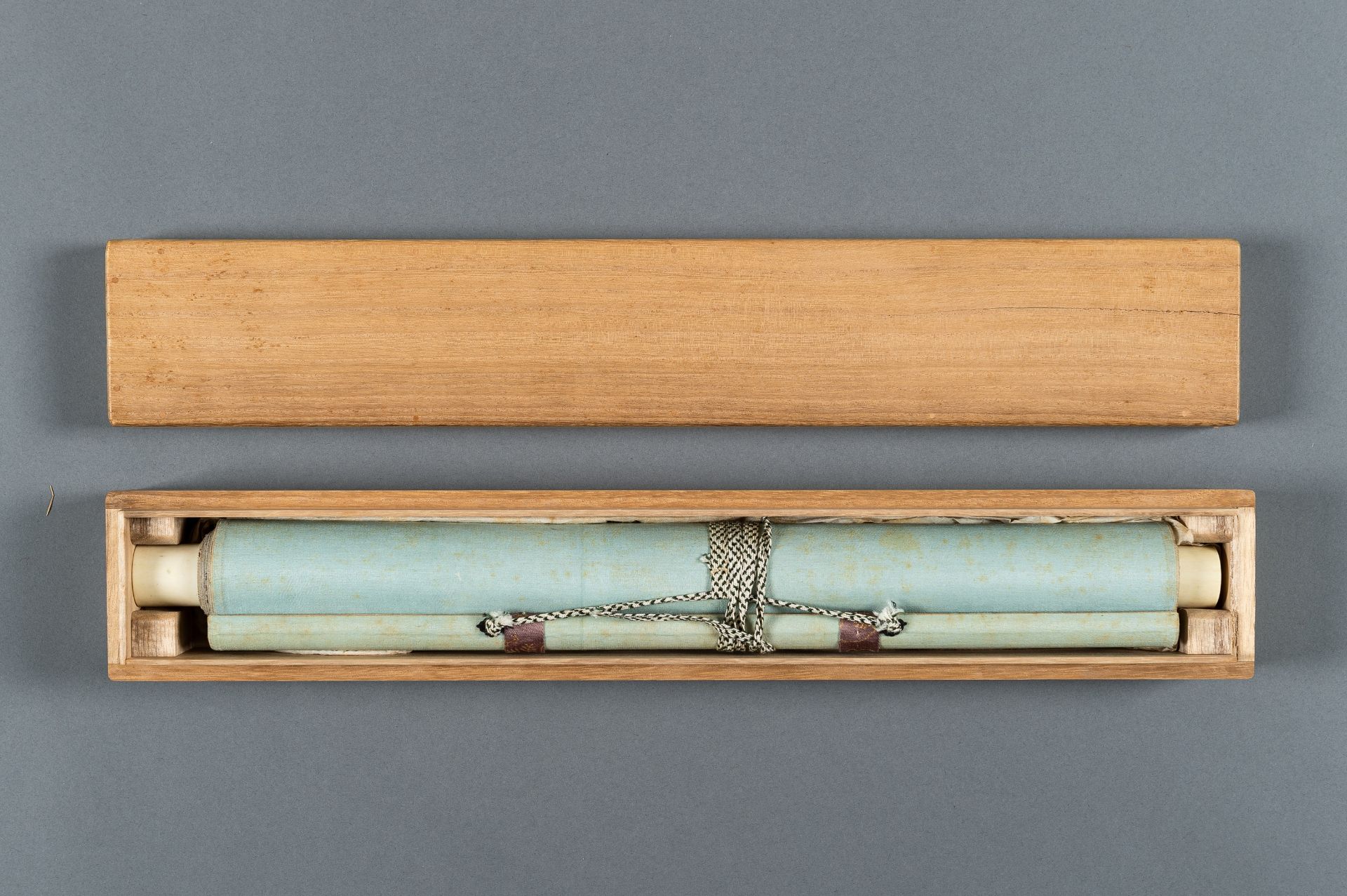 KIKUGAWA EIZAN (1787-1867): A TWO-PART COLOR WOODBLOCK PRINT KAKEMONO OF A BEAUTY - Image 9 of 11