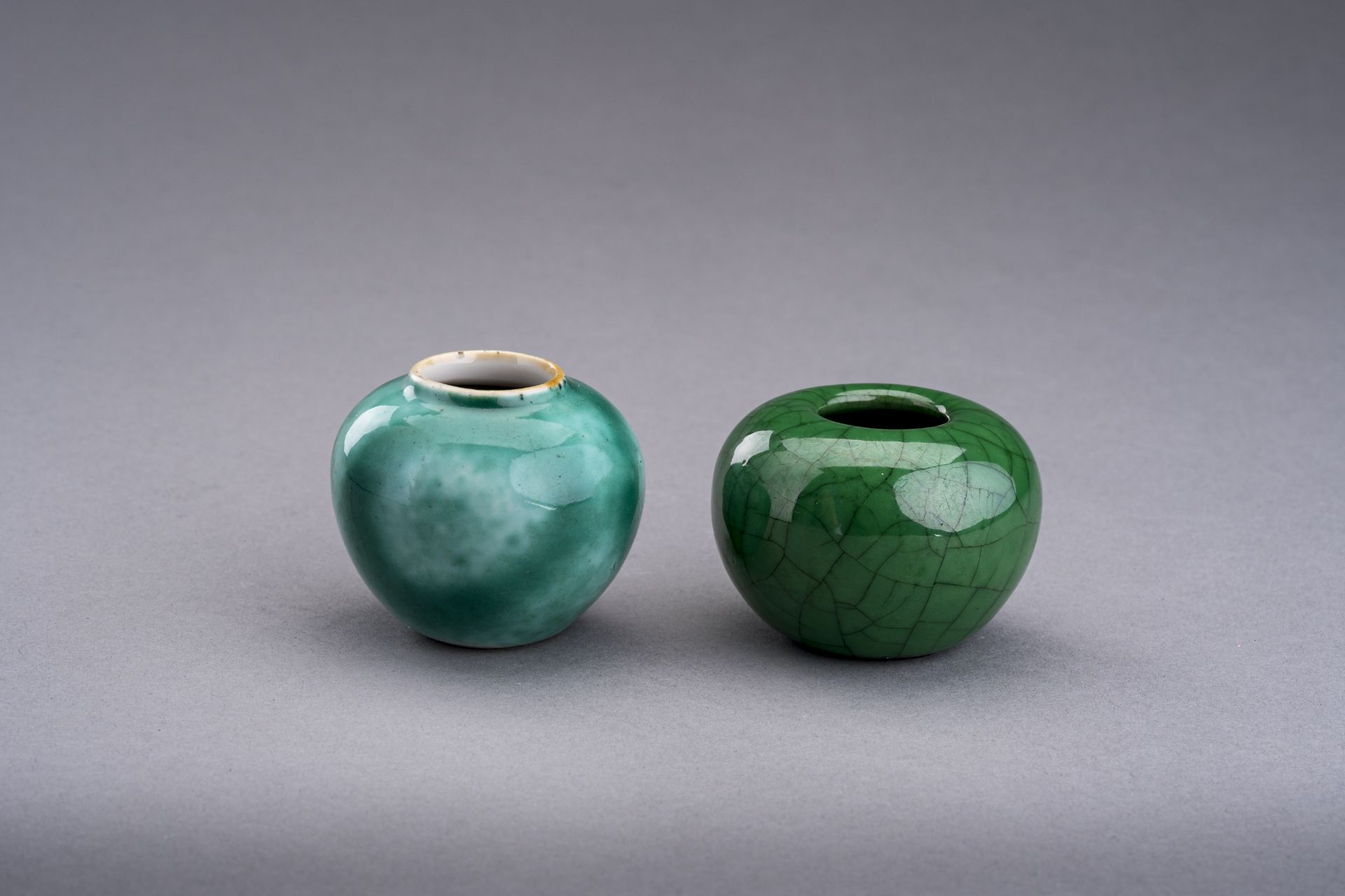 TWO MINIATURE GREEN GLAZED PORCELAIN POTS, c. 1920s - Bild 3 aus 6