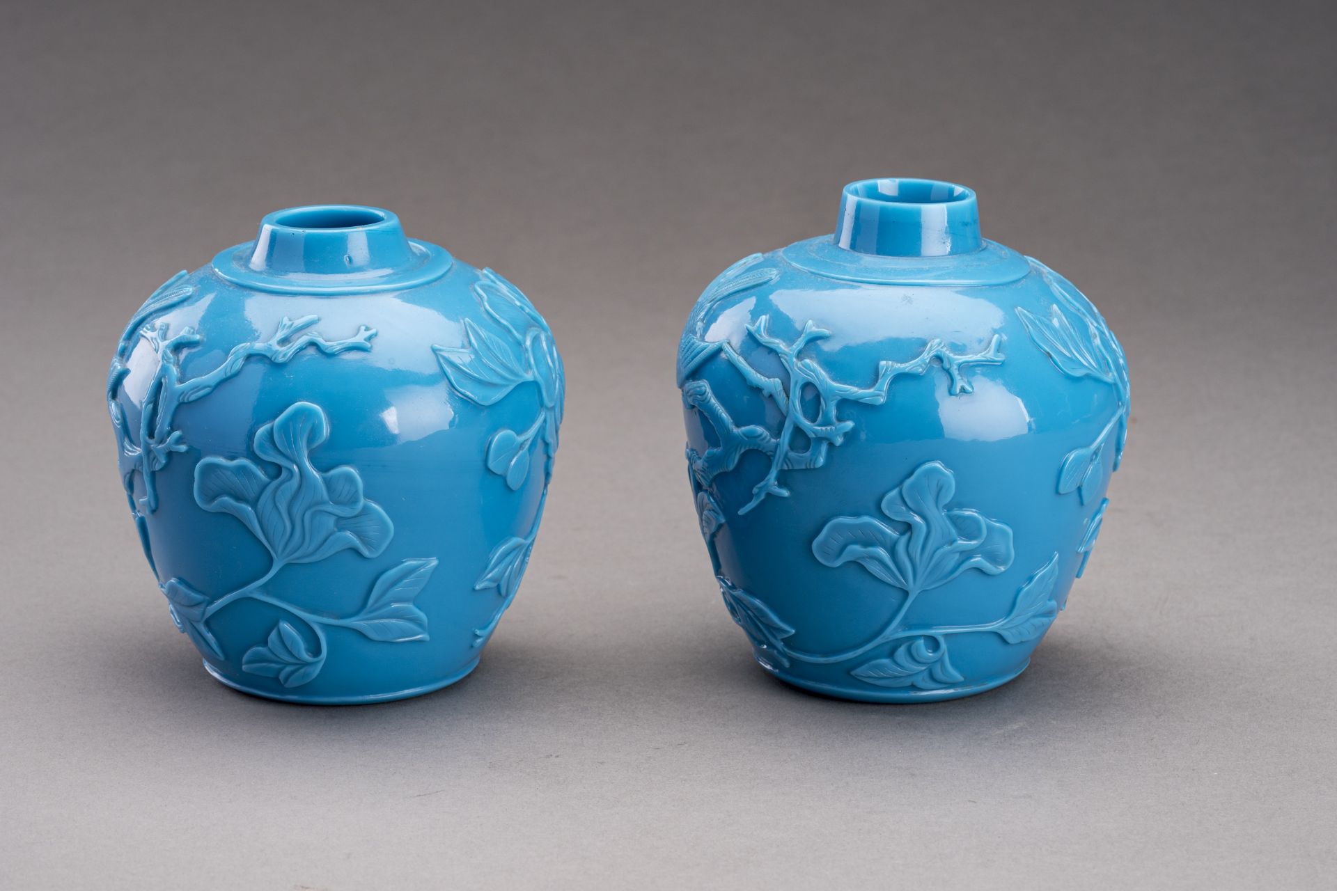 A PAIR OF PEKING GLASS VASES - Image 4 of 6