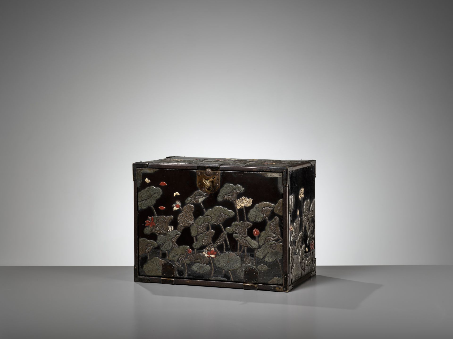 A RITSUO STYLE CERAMIC-INLAID AND LACQUERED WOOD KODANSU (CABINET) WITH A LOTUS POND AND EGRETS - Image 7 of 14