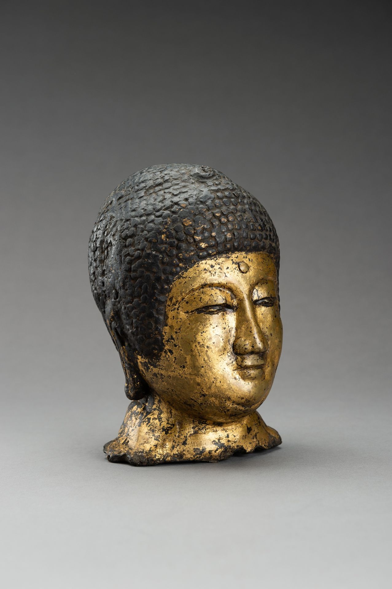 A GILT BRONZE HEAD OF BUDDHA - Image 5 of 12