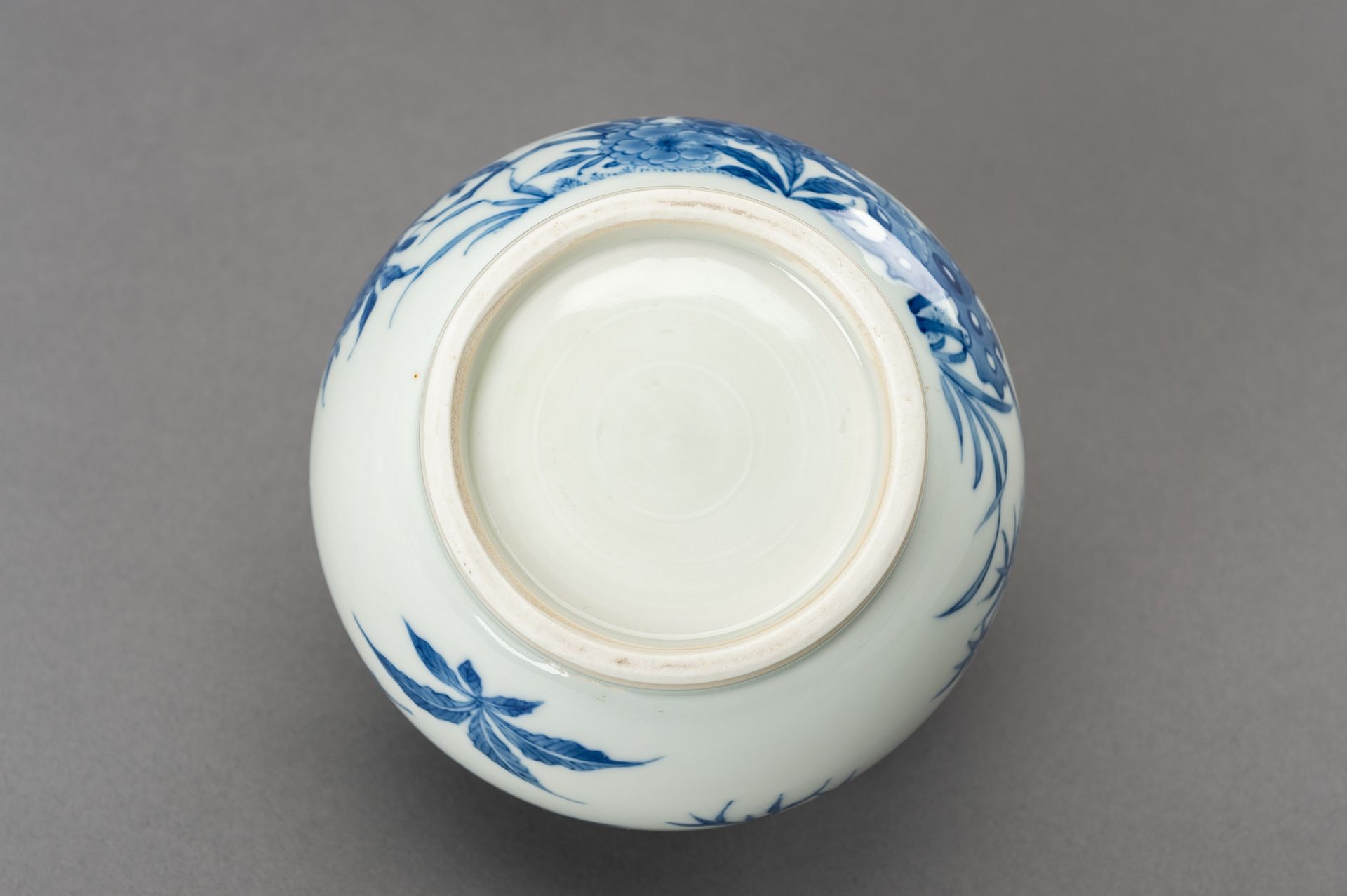 A BLUE AND WHITE 'FLOWERS AND BIRDS' PORCELAIN VASE, c. 1920s - Image 13 of 13